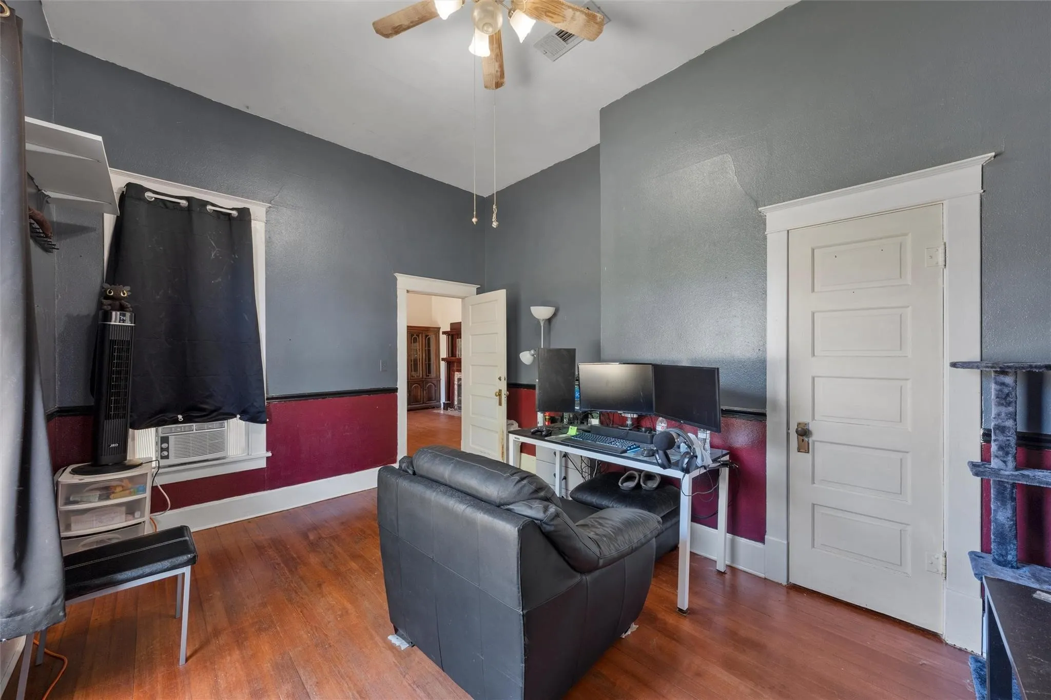 Single Family Residence For Sale in Hamilton County , 506 E Main Street, Hamilton, Texas 76531, 4 Bedroom, 2 Bathroom, 2 Garage spaces, 2,132 Sqft, built in 1911, mls#21376618, Real Estate Agent in Hamilton, Homes For Sale in Hamilton county, Homes For Sale in Hamilton, Realtor in Hamilton Texas, Real Estate Brokerage Independent Realty Texas, Luminita Cordes Realtor