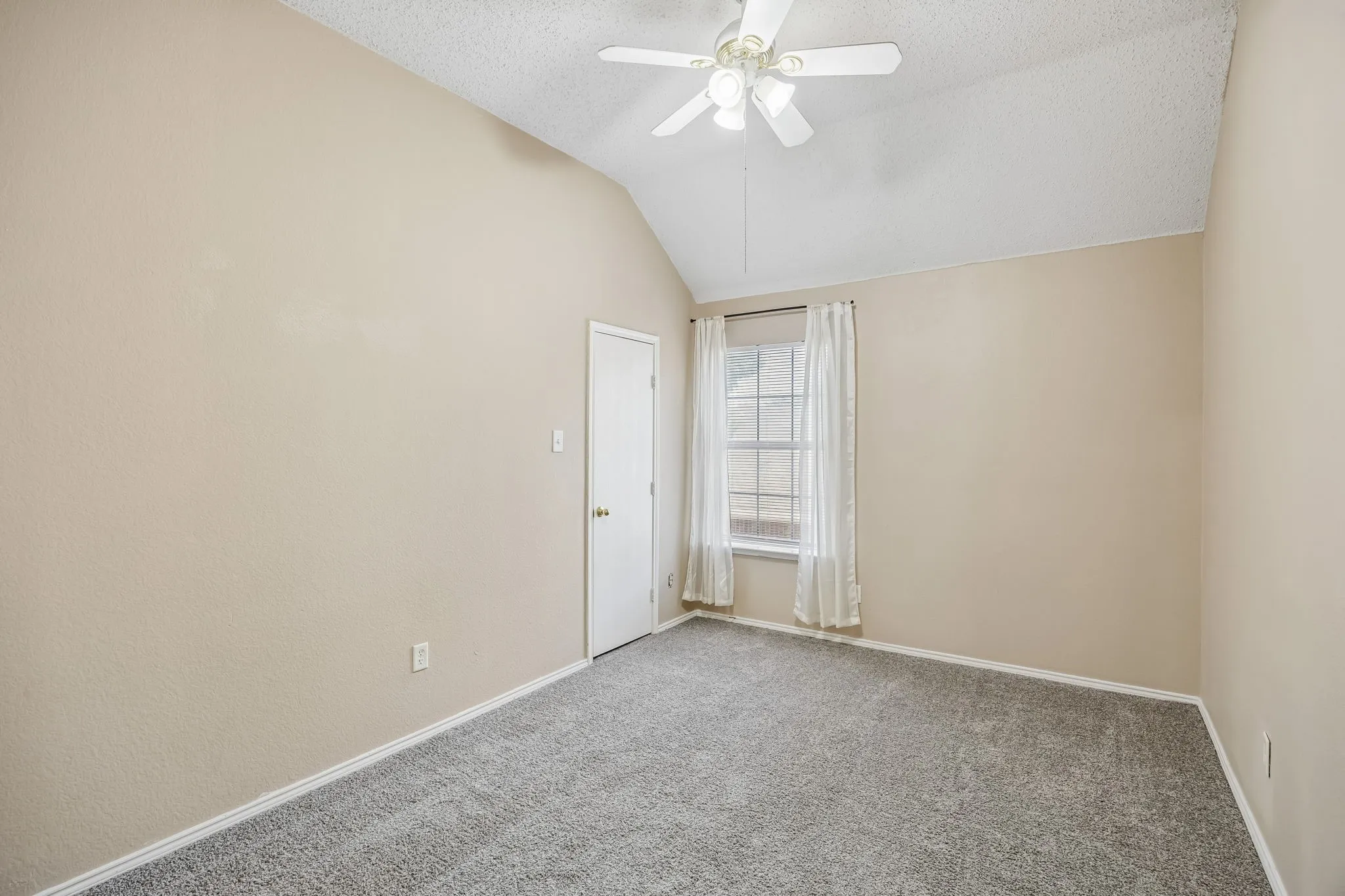 Single Family Residence For Sale in Tarrant County , 4501 Stepping Stone Drive, Fort Worth, Texas 76123, 4 Bedroom, 3 Bathroom, 2 Garage spaces, 2,680 Sqft, built in 2000, mls#21382260, Real Estate Agent in Fort Worth, Homes For Sale in Tarrant county, Homes For Sale in Fort Worth, Realtor in Fort Worth Texas, Real Estate Brokerage Independent Realty Texas, Luminita Cordes Realtor
