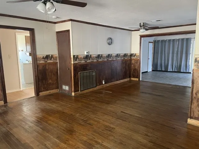 Single Family Residence For Rent in Cooke County , 1817 Throckmorton Street, Gainesville, Texas 76240, 2 Bedroom, 2 Bathroom, Garage spaces, 1,644 Sqft, built in 1950, mls#21382277, Real Estate Agent in Gainesville, Homes For Rent in Cooke county, Homes For Rent in Gainesville, Realtor in Gainesville Texas, Real Estate Brokerage Independent Realty Texas, Luminita Cordes Realtor