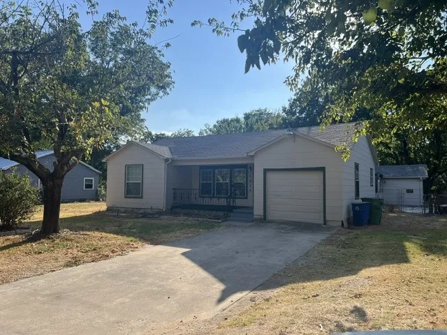 Single Family Residence For Rent in Cooke County , 1817 Throckmorton Street, Gainesville, Texas 76240, 2 Bedroom, 2 Bathroom, Garage spaces, 1,644 Sqft, built in 1950, mls#21382277, Real Estate Agent in Gainesville, Homes For Rent in Cooke county, Homes For Rent in Gainesville, Realtor in Gainesville Texas, Real Estate Brokerage Independent Realty Texas, Luminita Cordes Realtor