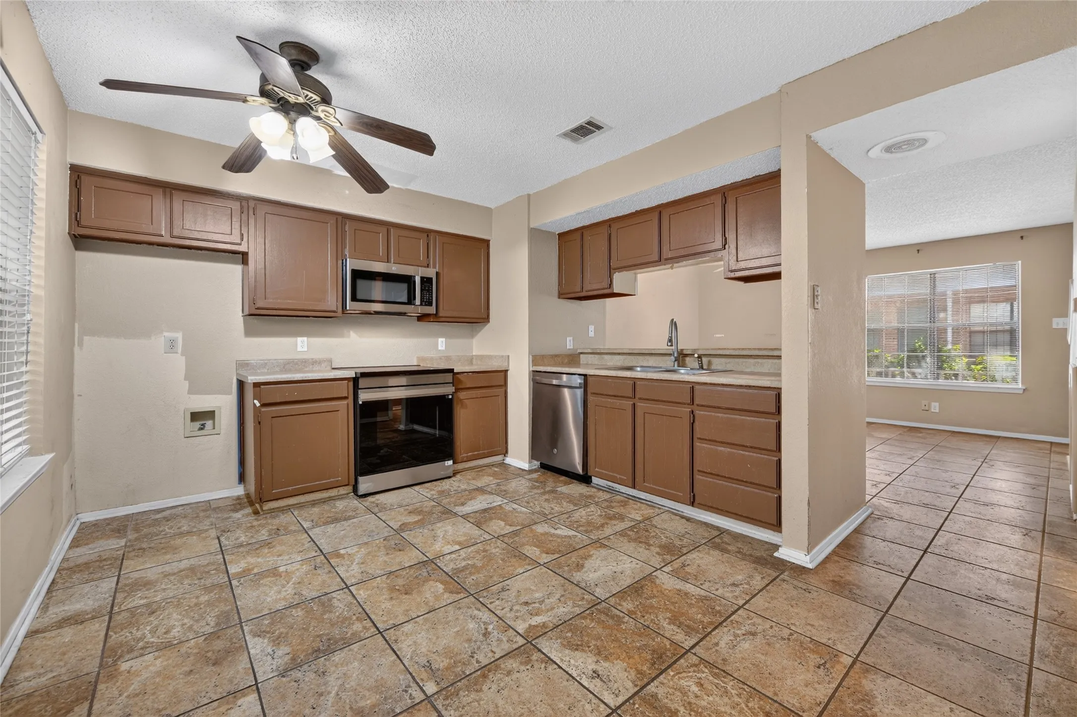 Condominium For Sale in Denton County , 929 Hickory Street 18, Denton, Texas 76201, 2 Bedroom, 3 Bathroom, Garage spaces, 1,047 Sqft, built in 1985, mls#21382337, Real Estate Agent in Denton, Homes For Sale in Denton county, Homes For Sale in Denton, Realtor in Denton Texas, Real Estate Brokerage Independent Realty Texas, Luminita Cordes Realtor