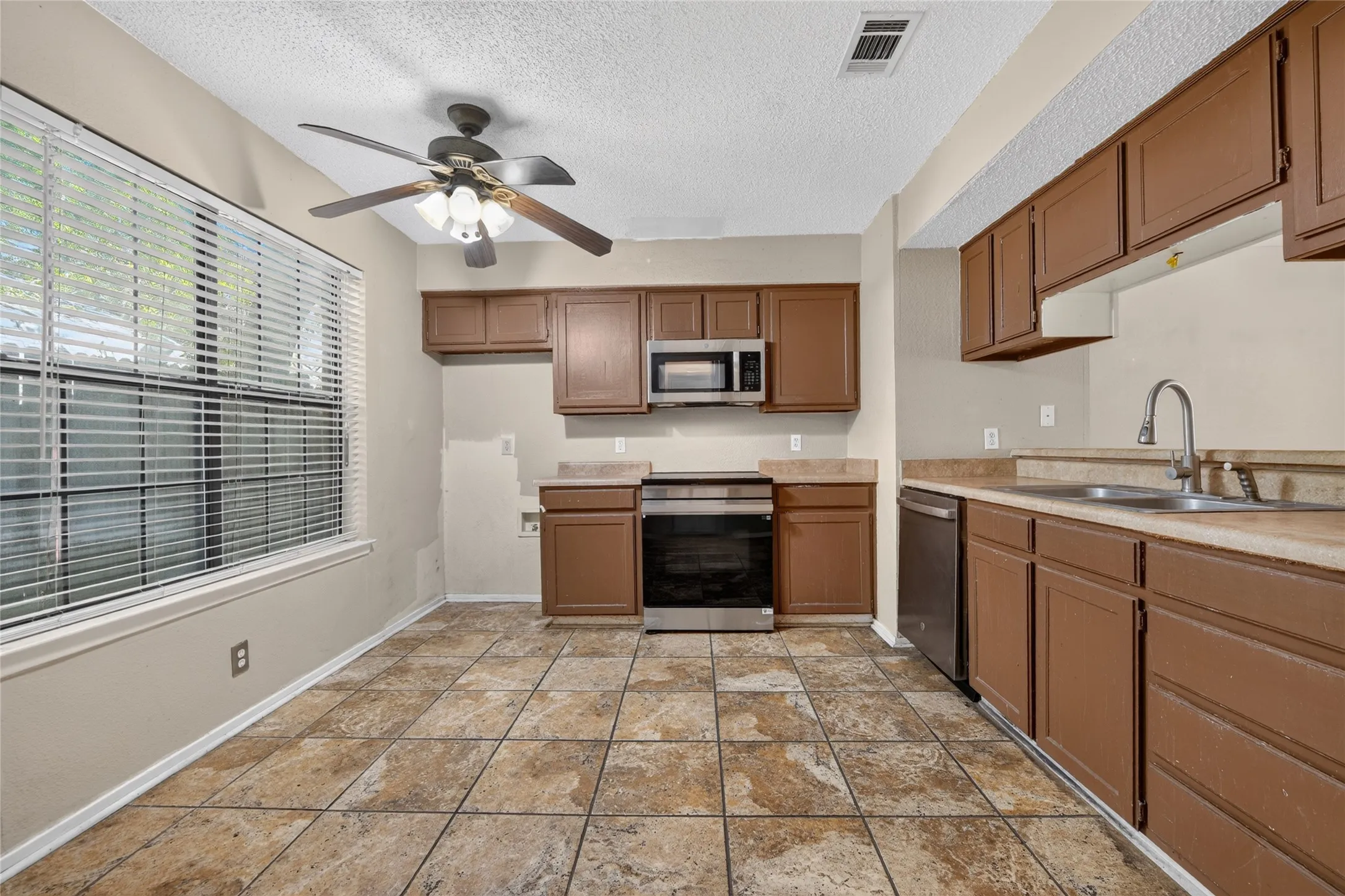 Condominium For Sale in Denton County , 929 Hickory Street 18, Denton, Texas 76201, 2 Bedroom, 3 Bathroom, Garage spaces, 1,047 Sqft, built in 1985, mls#21382337, Real Estate Agent in Denton, Homes For Sale in Denton county, Homes For Sale in Denton, Realtor in Denton Texas, Real Estate Brokerage Independent Realty Texas, Luminita Cordes Realtor