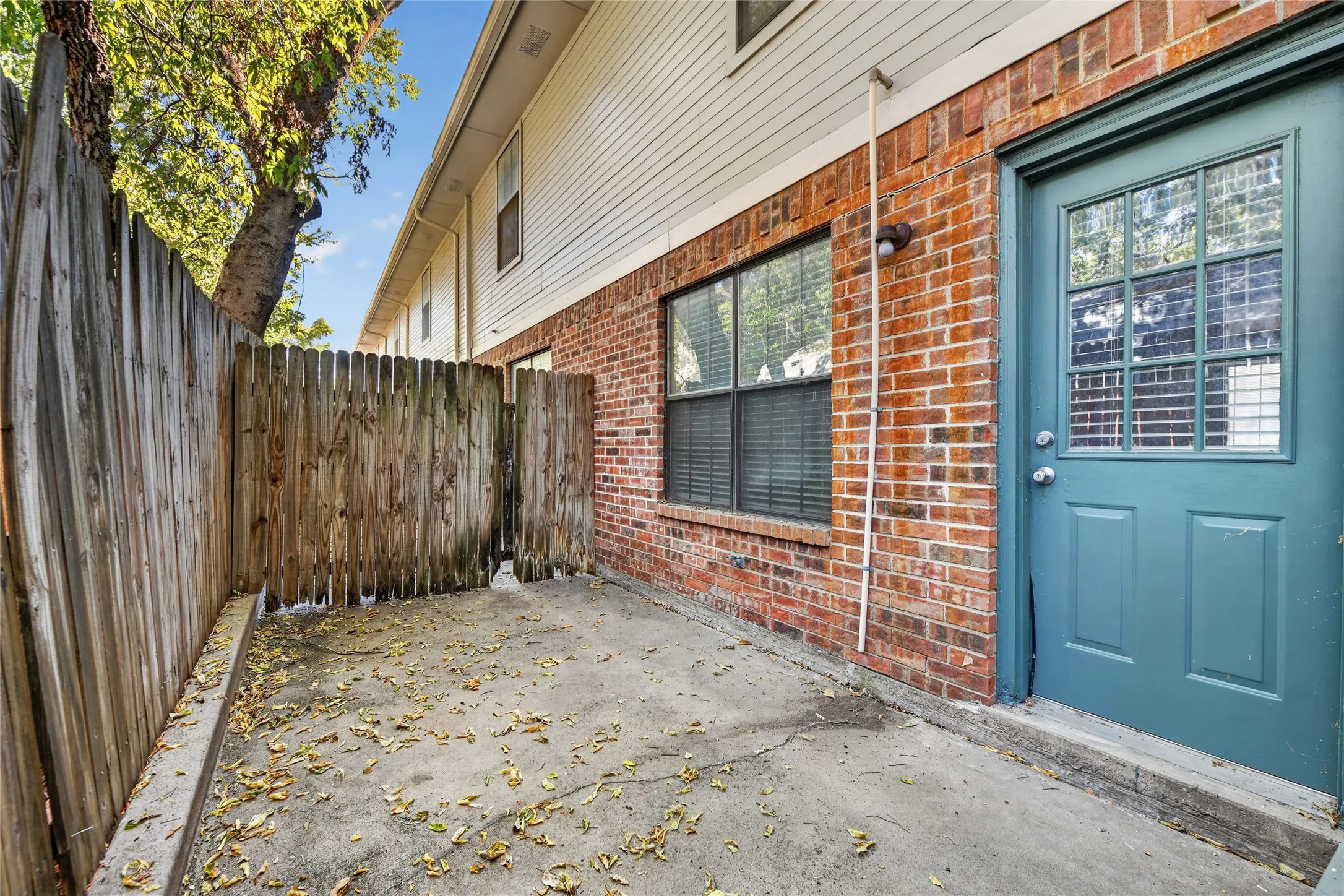 Condominium For Sale in Denton County , 929 Hickory Street 18, Denton, Texas 76201, 2 Bedroom, 3 Bathroom, Garage spaces, 1,047 Sqft, built in 1985, mls#21382337, Real Estate Agent in Denton, Homes For Sale in Denton county, Homes For Sale in Denton, Realtor in Denton Texas, Real Estate Brokerage Independent Realty Texas, Luminita Cordes Realtor
