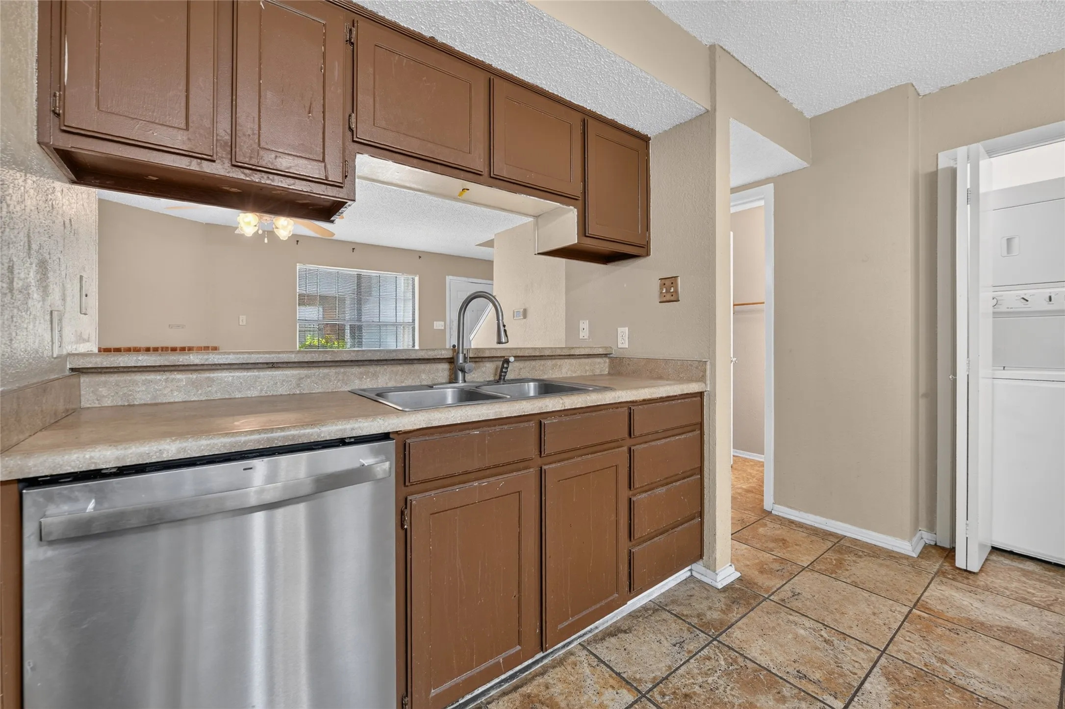 Condominium For Sale in Denton County , 929 Hickory Street 18, Denton, Texas 76201, 2 Bedroom, 3 Bathroom, Garage spaces, 1,047 Sqft, built in 1985, mls#21382337, Real Estate Agent in Denton, Homes For Sale in Denton county, Homes For Sale in Denton, Realtor in Denton Texas, Real Estate Brokerage Independent Realty Texas, Luminita Cordes Realtor