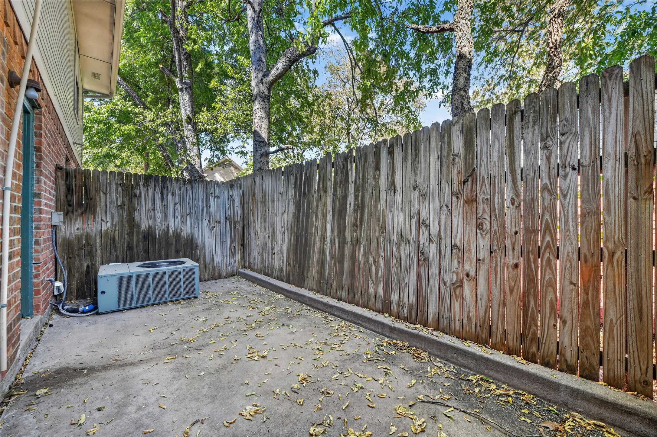 Condominium For Sale in Denton County , 929 Hickory Street 18, Denton, Texas 76201, 2 Bedroom, 3 Bathroom, Garage spaces, 1,047 Sqft, built in 1985, mls#21382337, Real Estate Agent in Denton, Homes For Sale in Denton county, Homes For Sale in Denton, Realtor in Denton Texas, Real Estate Brokerage Independent Realty Texas, Luminita Cordes Realtor