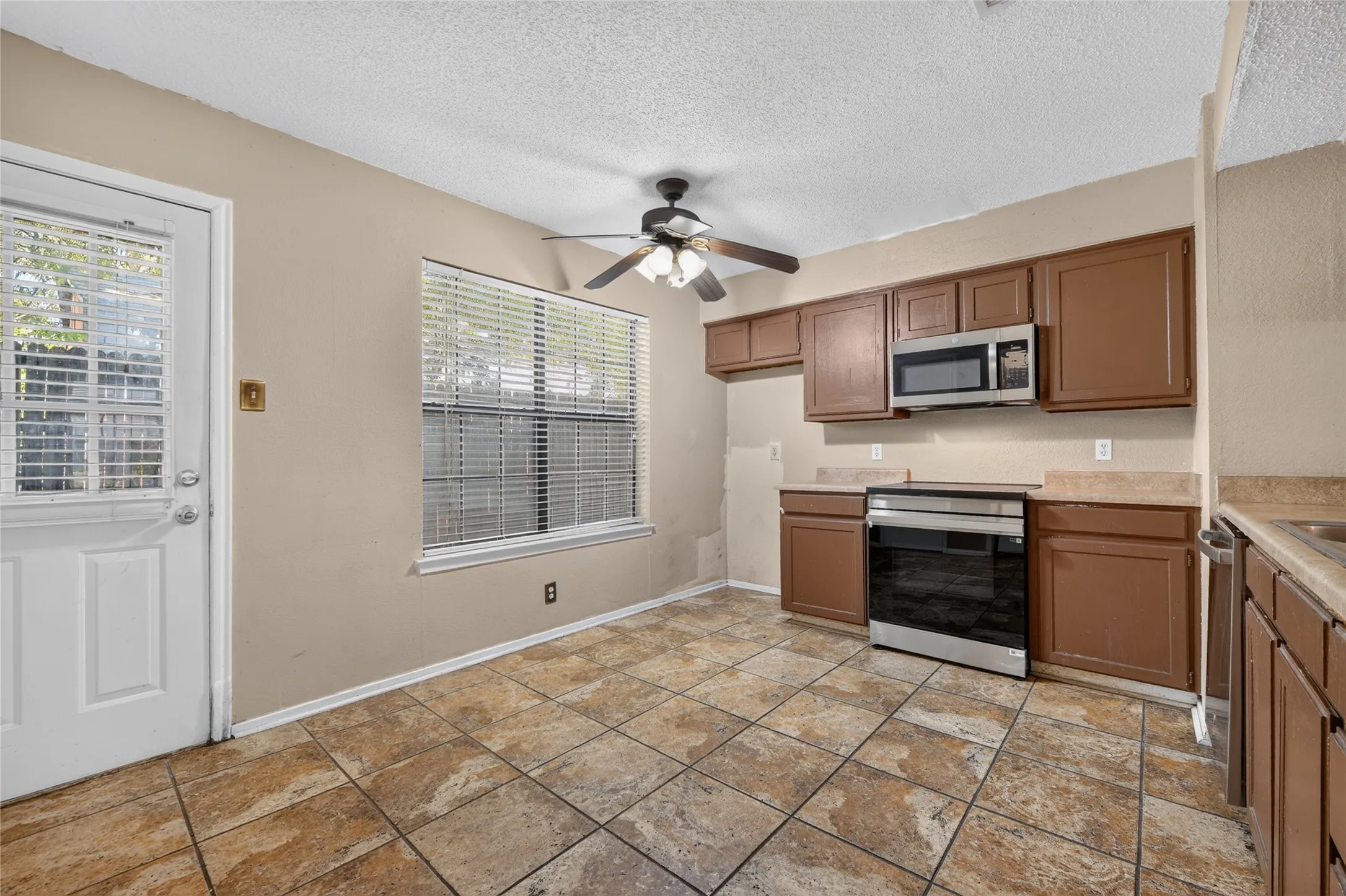 Condominium For Sale in Denton County , 929 Hickory Street 18, Denton, Texas 76201, 2 Bedroom, 3 Bathroom, Garage spaces, 1,047 Sqft, built in 1985, mls#21382337, Real Estate Agent in Denton, Homes For Sale in Denton county, Homes For Sale in Denton, Realtor in Denton Texas, Real Estate Brokerage Independent Realty Texas, Luminita Cordes Realtor