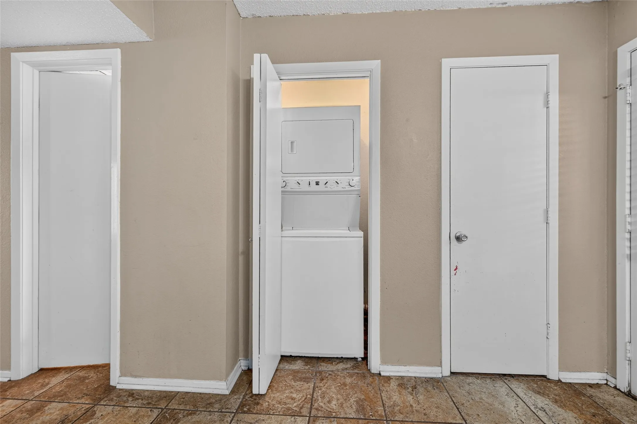 Condominium For Sale in Denton County , 929 Hickory Street 18, Denton, Texas 76201, 2 Bedroom, 3 Bathroom, Garage spaces, 1,047 Sqft, built in 1985, mls#21382337, Real Estate Agent in Denton, Homes For Sale in Denton county, Homes For Sale in Denton, Realtor in Denton Texas, Real Estate Brokerage Independent Realty Texas, Luminita Cordes Realtor