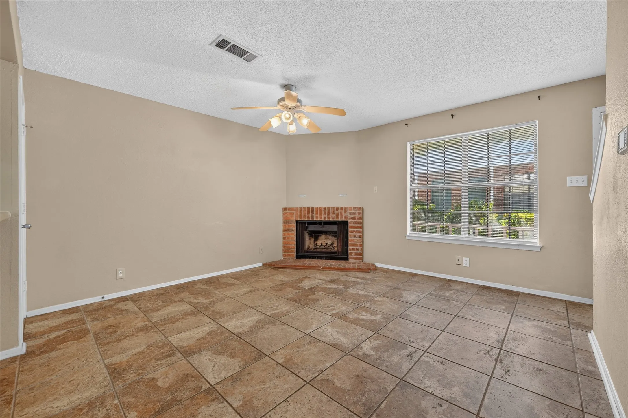 Condominium For Sale in Denton County , 929 Hickory Street 18, Denton, Texas 76201, 2 Bedroom, 3 Bathroom, Garage spaces, 1,047 Sqft, built in 1985, mls#21382337, Real Estate Agent in Denton, Homes For Sale in Denton county, Homes For Sale in Denton, Realtor in Denton Texas, Real Estate Brokerage Independent Realty Texas, Luminita Cordes Realtor