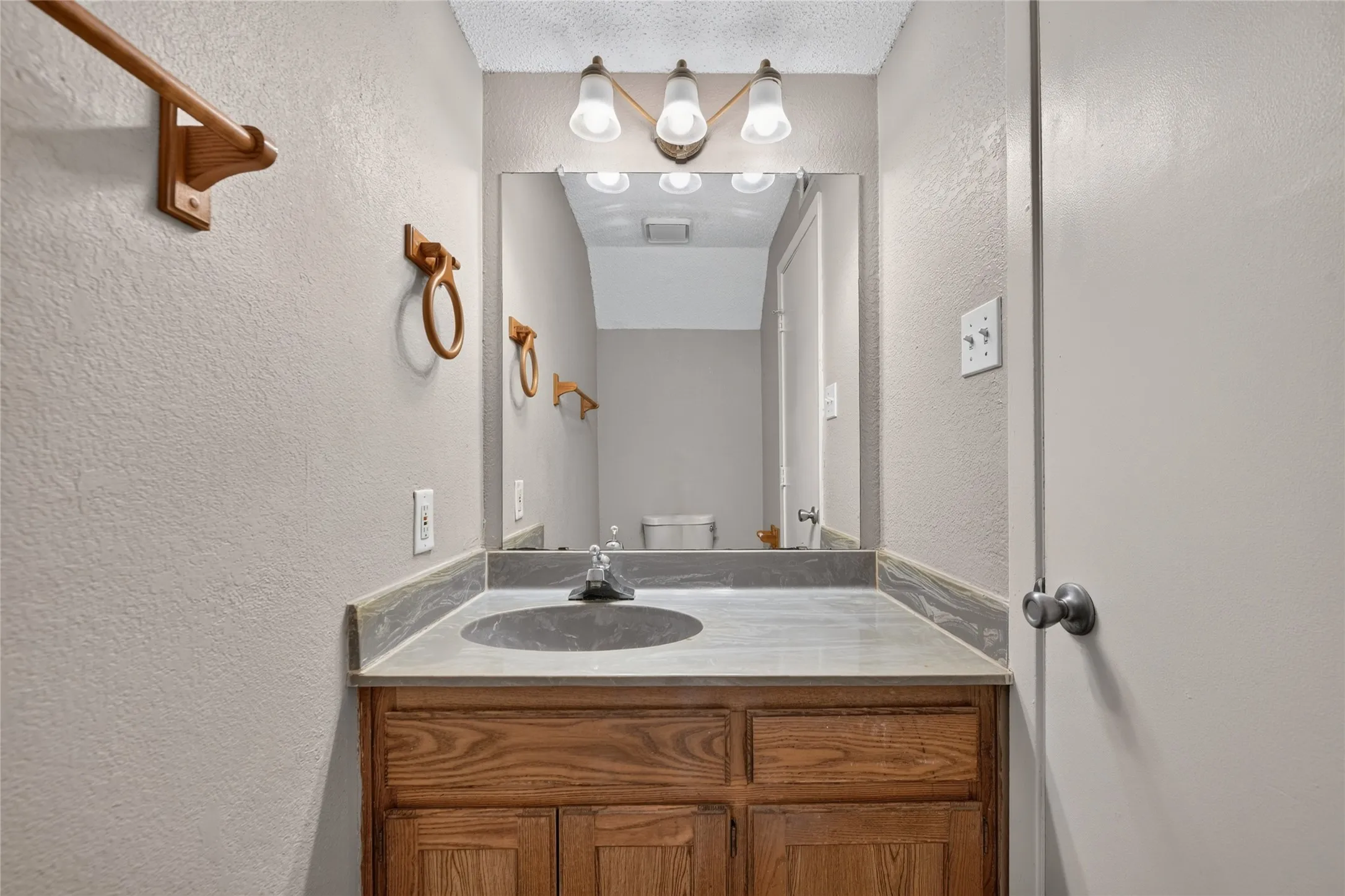 Condominium For Sale in Denton County , 929 Hickory Street 18, Denton, Texas 76201, 2 Bedroom, 3 Bathroom, Garage spaces, 1,047 Sqft, built in 1985, mls#21382337, Real Estate Agent in Denton, Homes For Sale in Denton county, Homes For Sale in Denton, Realtor in Denton Texas, Real Estate Brokerage Independent Realty Texas, Luminita Cordes Realtor
