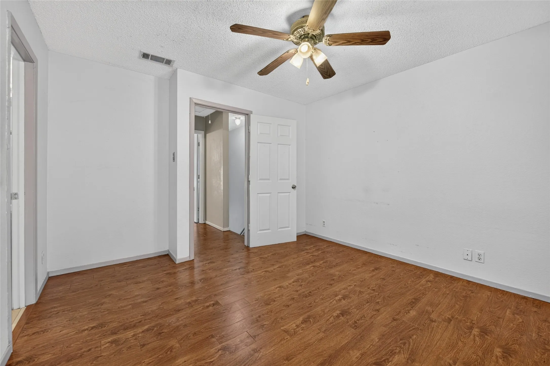 Condominium For Sale in Denton County , 929 Hickory Street 18, Denton, Texas 76201, 2 Bedroom, 3 Bathroom, Garage spaces, 1,047 Sqft, built in 1985, mls#21382337, Real Estate Agent in Denton, Homes For Sale in Denton county, Homes For Sale in Denton, Realtor in Denton Texas, Real Estate Brokerage Independent Realty Texas, Luminita Cordes Realtor