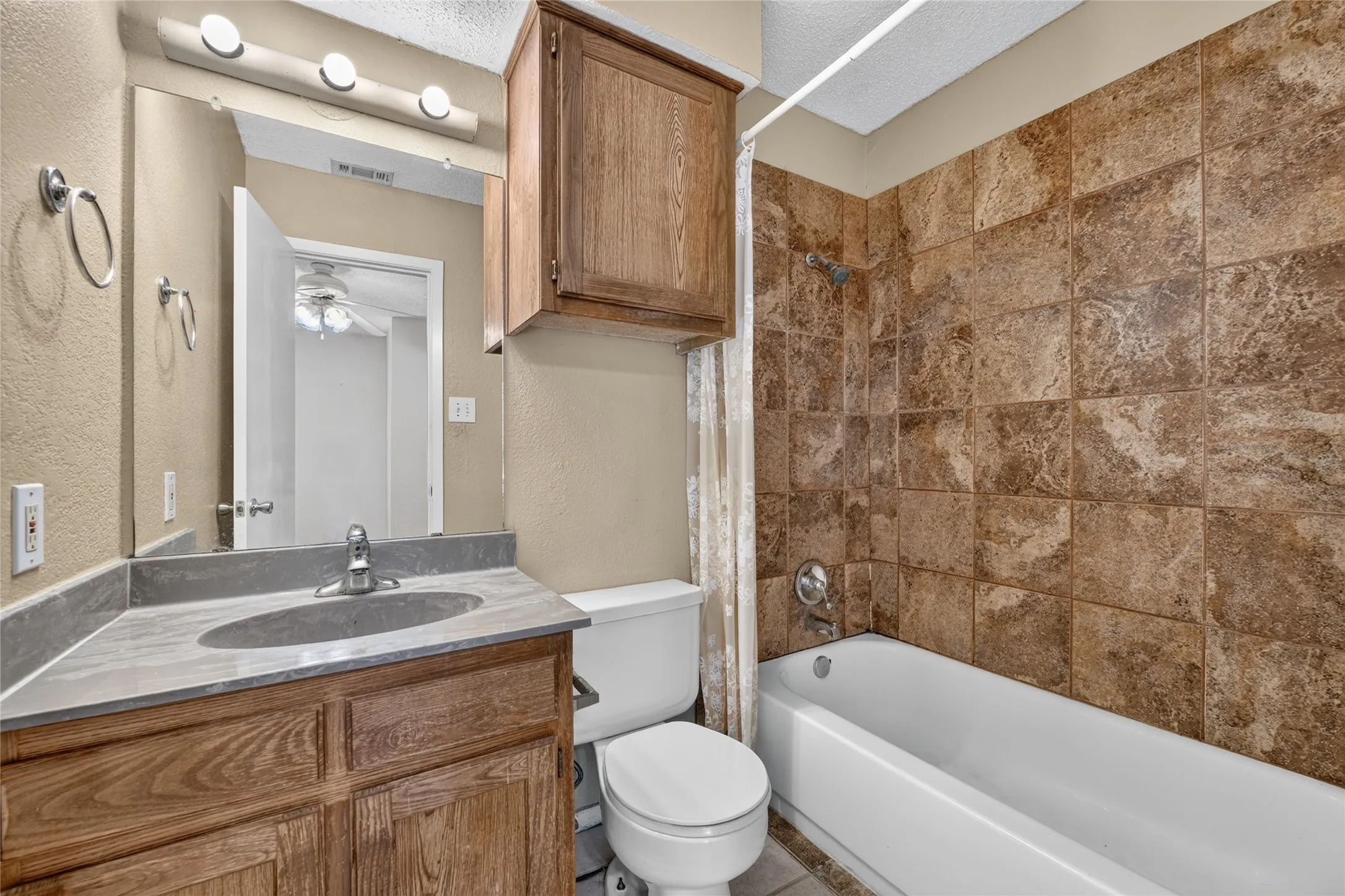 Condominium For Sale in Denton County , 929 Hickory Street 18, Denton, Texas 76201, 2 Bedroom, 3 Bathroom, Garage spaces, 1,047 Sqft, built in 1985, mls#21382337, Real Estate Agent in Denton, Homes For Sale in Denton county, Homes For Sale in Denton, Realtor in Denton Texas, Real Estate Brokerage Independent Realty Texas, Luminita Cordes Realtor