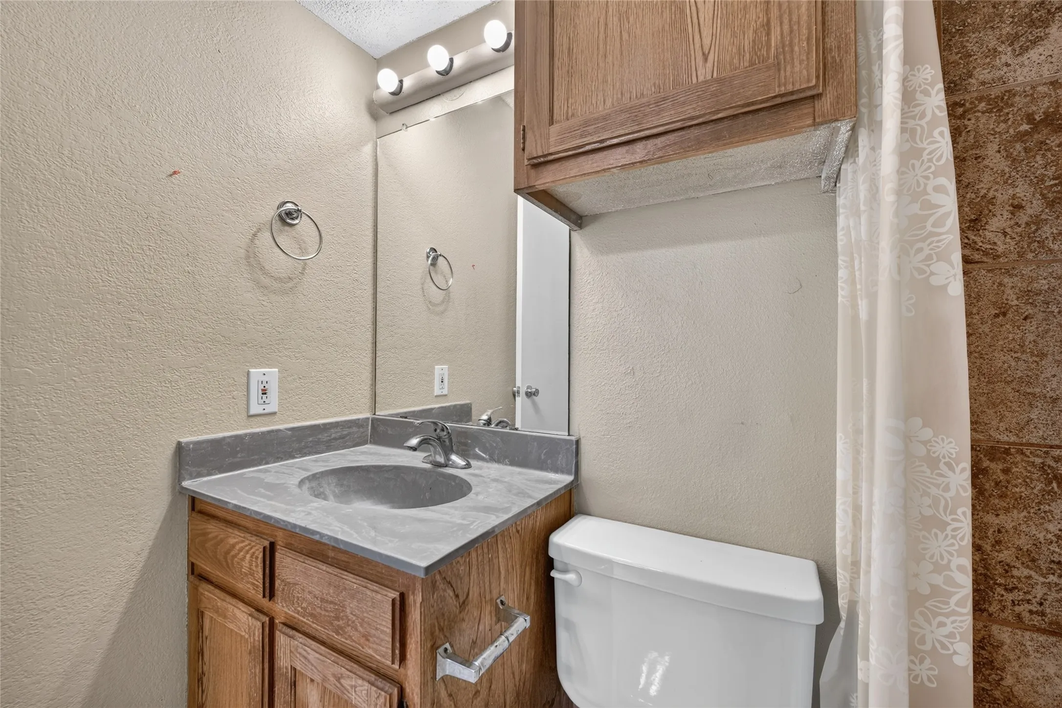 Condominium For Sale in Denton County , 929 Hickory Street 18, Denton, Texas 76201, 2 Bedroom, 3 Bathroom, Garage spaces, 1,047 Sqft, built in 1985, mls#21382337, Real Estate Agent in Denton, Homes For Sale in Denton county, Homes For Sale in Denton, Realtor in Denton Texas, Real Estate Brokerage Independent Realty Texas, Luminita Cordes Realtor