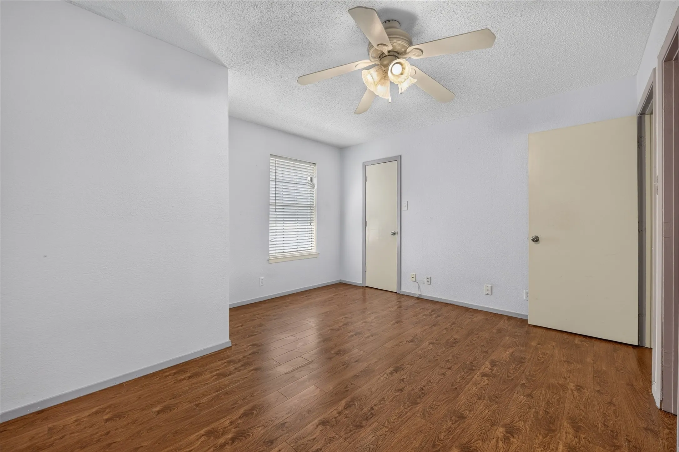 Condominium For Sale in Denton County , 929 Hickory Street 18, Denton, Texas 76201, 2 Bedroom, 3 Bathroom, Garage spaces, 1,047 Sqft, built in 1985, mls#21382337, Real Estate Agent in Denton, Homes For Sale in Denton county, Homes For Sale in Denton, Realtor in Denton Texas, Real Estate Brokerage Independent Realty Texas, Luminita Cordes Realtor