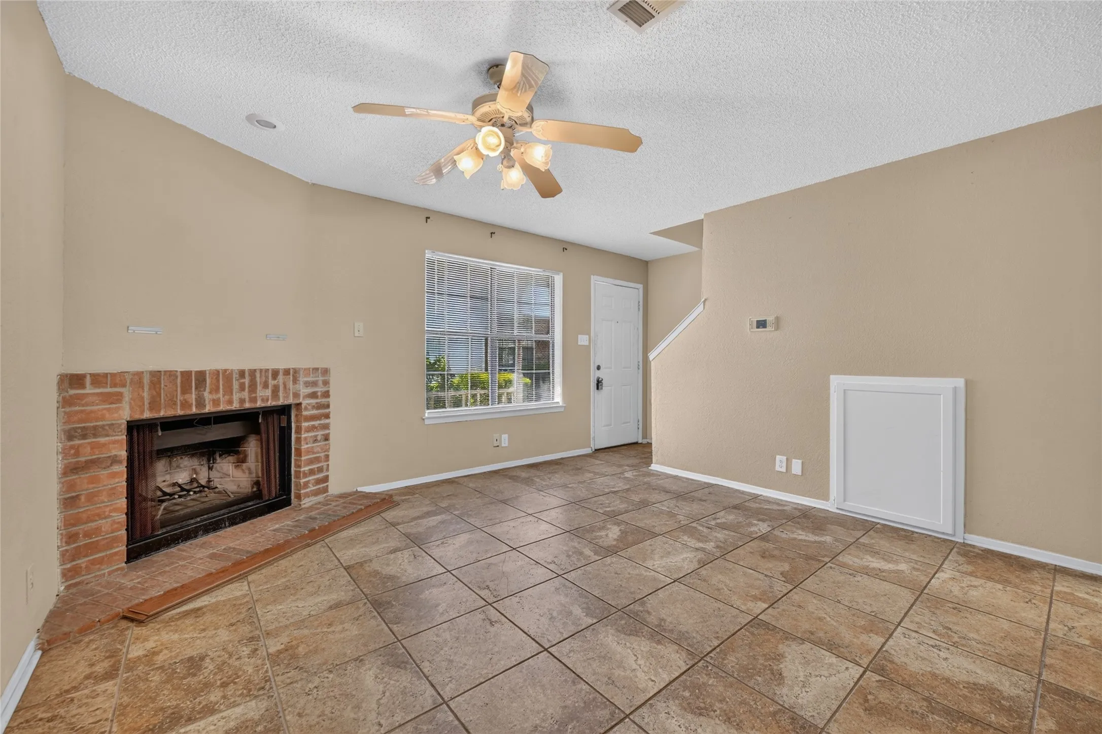 Condominium For Sale in Denton County , 929 Hickory Street 18, Denton, Texas 76201, 2 Bedroom, 3 Bathroom, Garage spaces, 1,047 Sqft, built in 1985, mls#21382337, Real Estate Agent in Denton, Homes For Sale in Denton county, Homes For Sale in Denton, Realtor in Denton Texas, Real Estate Brokerage Independent Realty Texas, Luminita Cordes Realtor