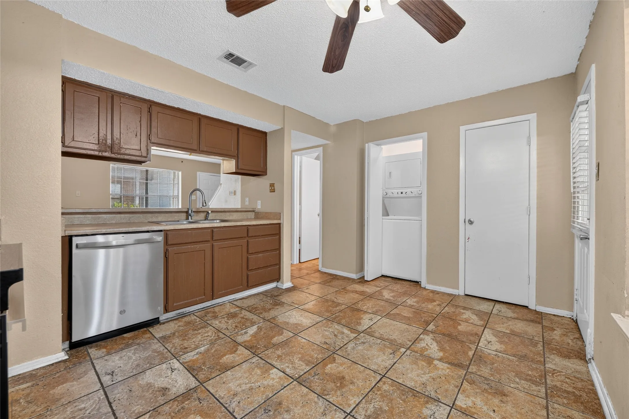 Condominium For Sale in Denton County , 929 Hickory Street 18, Denton, Texas 76201, 2 Bedroom, 3 Bathroom, Garage spaces, 1,047 Sqft, built in 1985, mls#21382337, Real Estate Agent in Denton, Homes For Sale in Denton county, Homes For Sale in Denton, Realtor in Denton Texas, Real Estate Brokerage Independent Realty Texas, Luminita Cordes Realtor