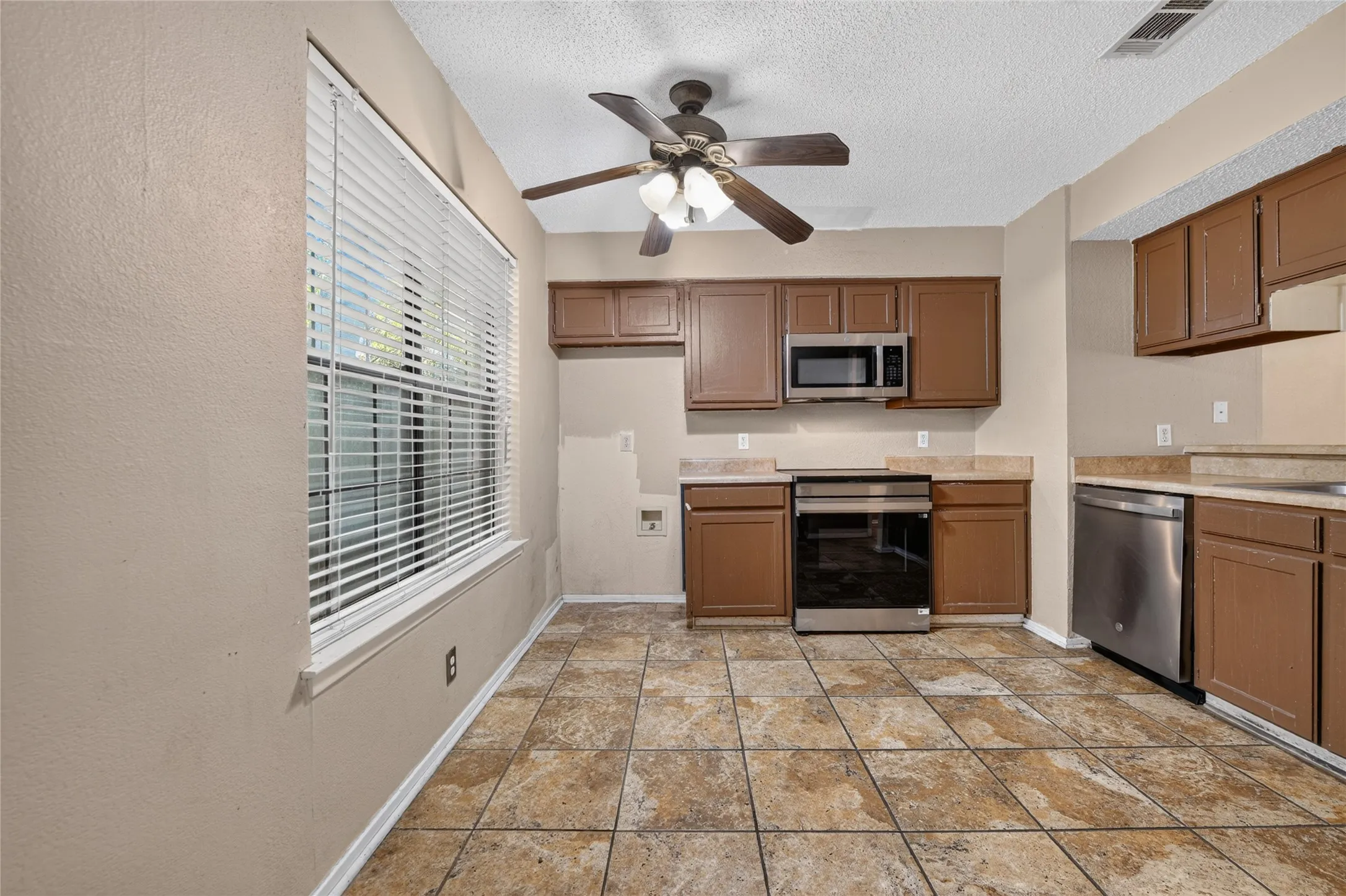 Condominium For Sale in Denton County , 929 Hickory Street 18, Denton, Texas 76201, 2 Bedroom, 3 Bathroom, Garage spaces, 1,047 Sqft, built in 1985, mls#21382337, Real Estate Agent in Denton, Homes For Sale in Denton county, Homes For Sale in Denton, Realtor in Denton Texas, Real Estate Brokerage Independent Realty Texas, Luminita Cordes Realtor