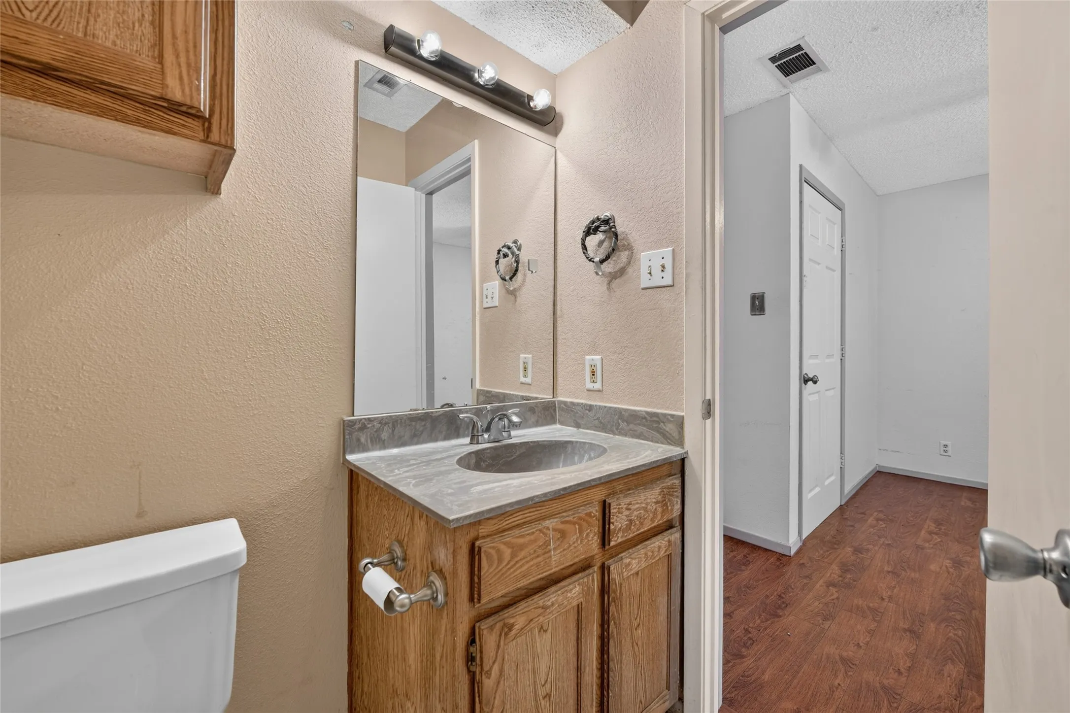 Condominium For Sale in Denton County , 929 Hickory Street 18, Denton, Texas 76201, 2 Bedroom, 3 Bathroom, Garage spaces, 1,047 Sqft, built in 1985, mls#21382337, Real Estate Agent in Denton, Homes For Sale in Denton county, Homes For Sale in Denton, Realtor in Denton Texas, Real Estate Brokerage Independent Realty Texas, Luminita Cordes Realtor