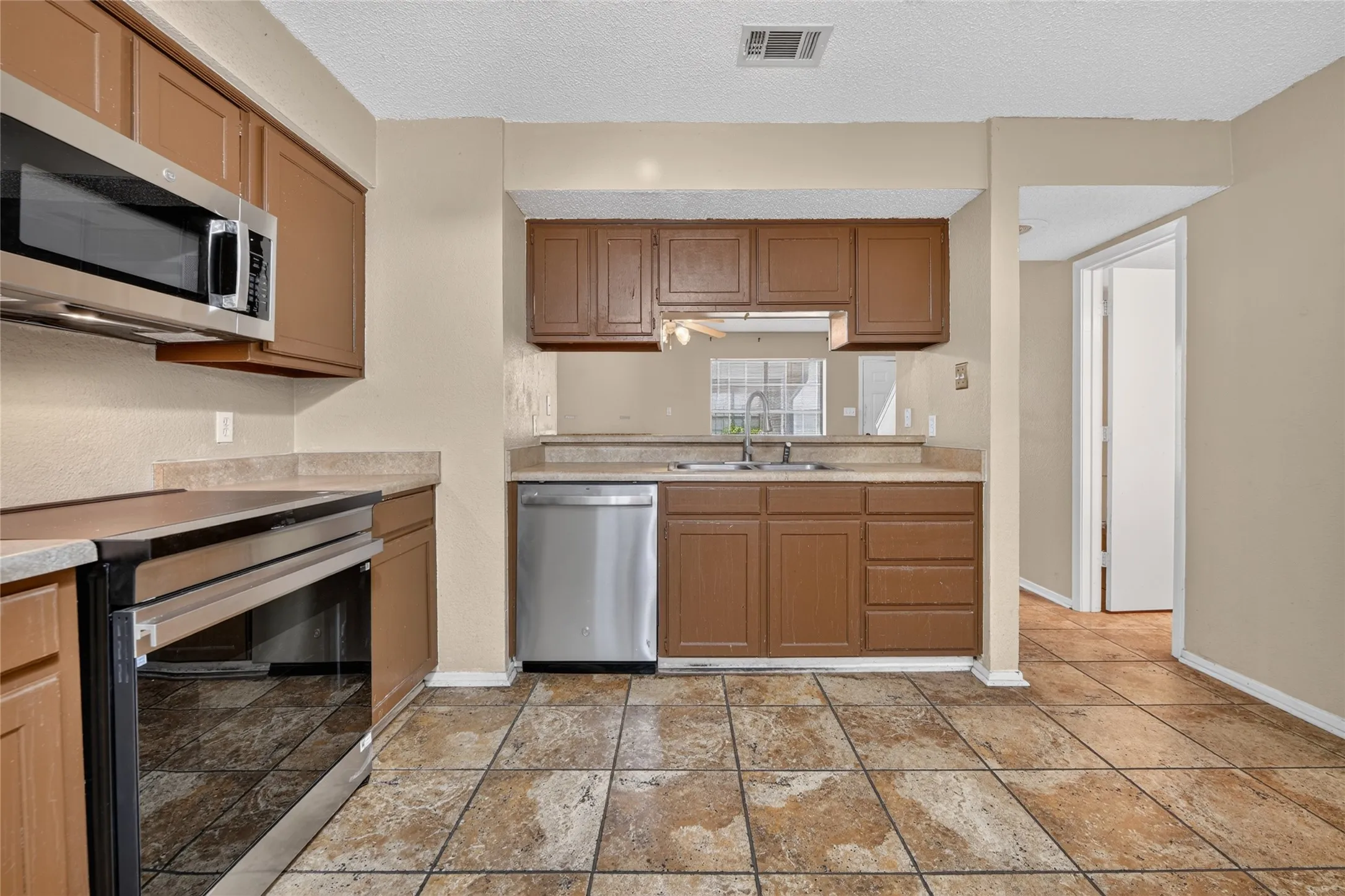 Condominium For Sale in Denton County , 929 Hickory Street 18, Denton, Texas 76201, 2 Bedroom, 3 Bathroom, Garage spaces, 1,047 Sqft, built in 1985, mls#21382337, Real Estate Agent in Denton, Homes For Sale in Denton county, Homes For Sale in Denton, Realtor in Denton Texas, Real Estate Brokerage Independent Realty Texas, Luminita Cordes Realtor