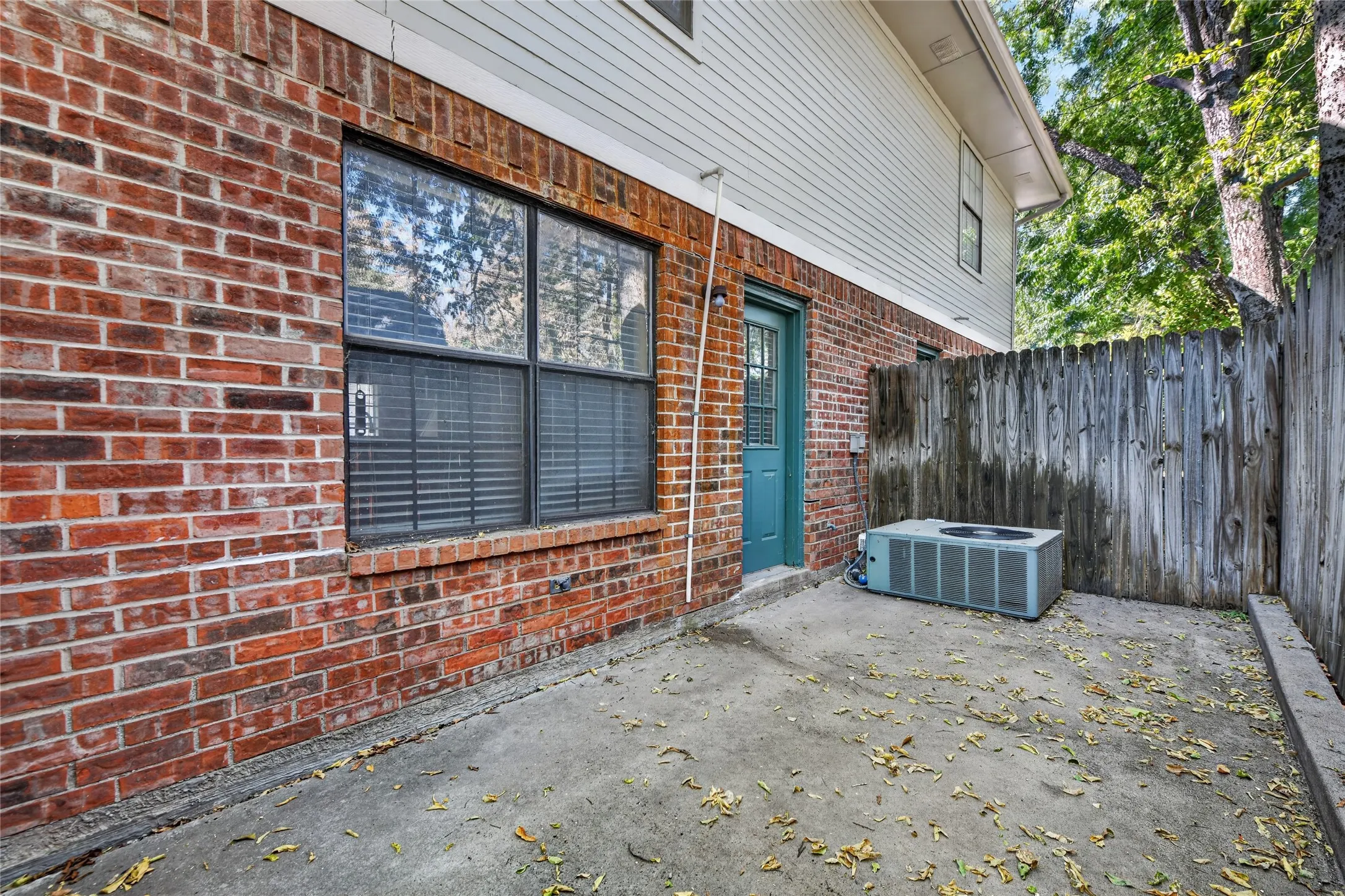 Condominium For Sale in Denton County , 929 Hickory Street 18, Denton, Texas 76201, 2 Bedroom, 3 Bathroom, Garage spaces, 1,047 Sqft, built in 1985, mls#21382337, Real Estate Agent in Denton, Homes For Sale in Denton county, Homes For Sale in Denton, Realtor in Denton Texas, Real Estate Brokerage Independent Realty Texas, Luminita Cordes Realtor