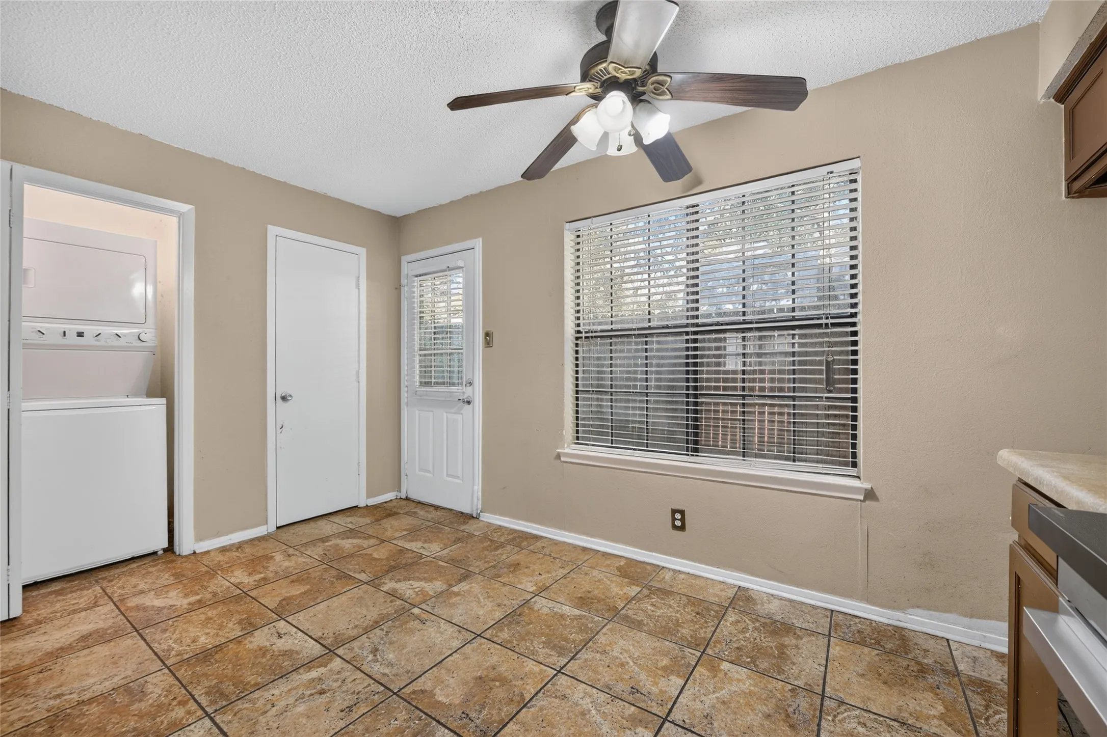 Condominium For Sale in Denton County , 929 Hickory Street 18, Denton, Texas 76201, 2 Bedroom, 3 Bathroom, Garage spaces, 1,047 Sqft, built in 1985, mls#21382337, Real Estate Agent in Denton, Homes For Sale in Denton county, Homes For Sale in Denton, Realtor in Denton Texas, Real Estate Brokerage Independent Realty Texas, Luminita Cordes Realtor
