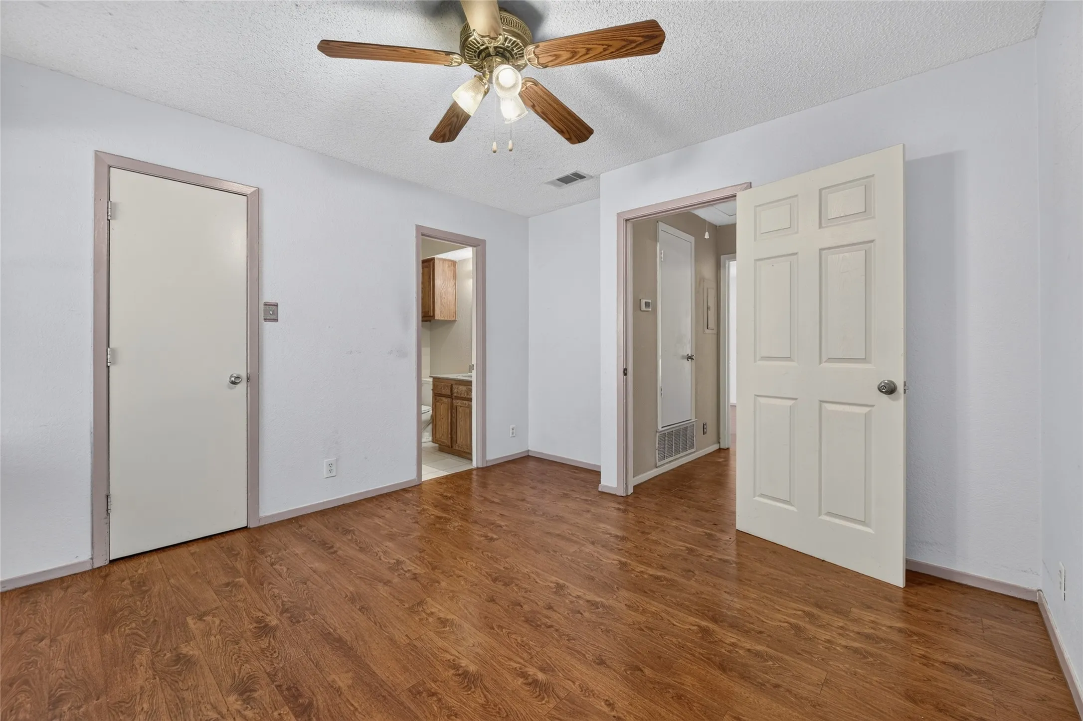 Condominium For Sale in Denton County , 929 Hickory Street 18, Denton, Texas 76201, 2 Bedroom, 3 Bathroom, Garage spaces, 1,047 Sqft, built in 1985, mls#21382337, Real Estate Agent in Denton, Homes For Sale in Denton county, Homes For Sale in Denton, Realtor in Denton Texas, Real Estate Brokerage Independent Realty Texas, Luminita Cordes Realtor