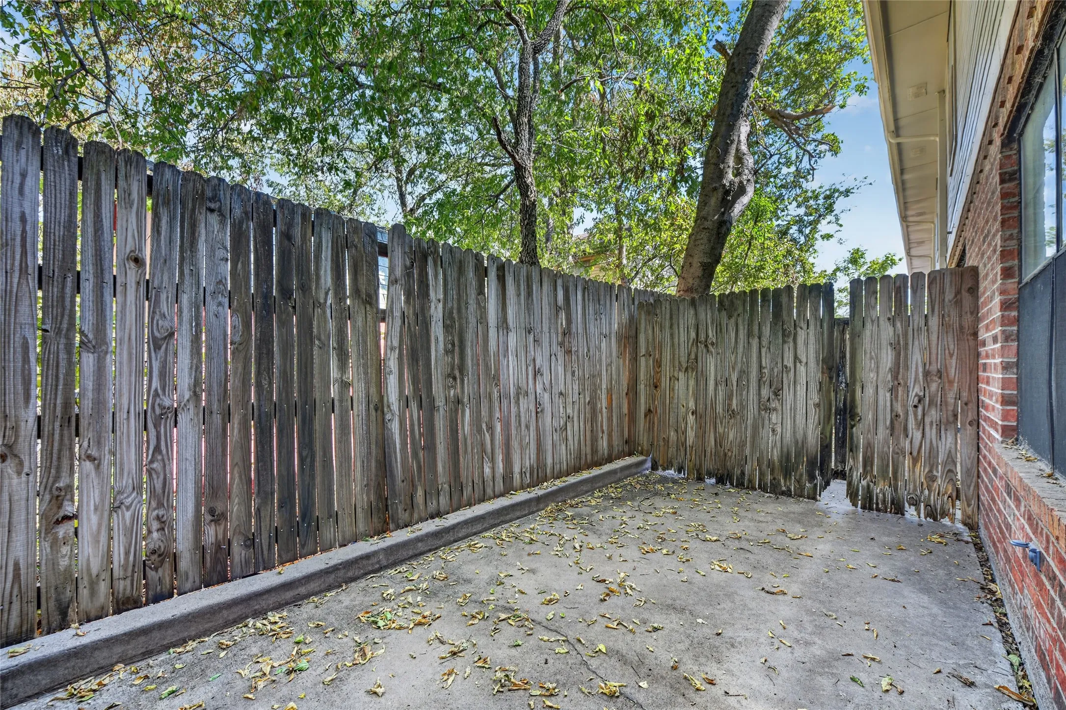 Condominium For Sale in Denton County , 929 Hickory Street 18, Denton, Texas 76201, 2 Bedroom, 3 Bathroom, Garage spaces, 1,047 Sqft, built in 1985, mls#21382337, Real Estate Agent in Denton, Homes For Sale in Denton county, Homes For Sale in Denton, Realtor in Denton Texas, Real Estate Brokerage Independent Realty Texas, Luminita Cordes Realtor
