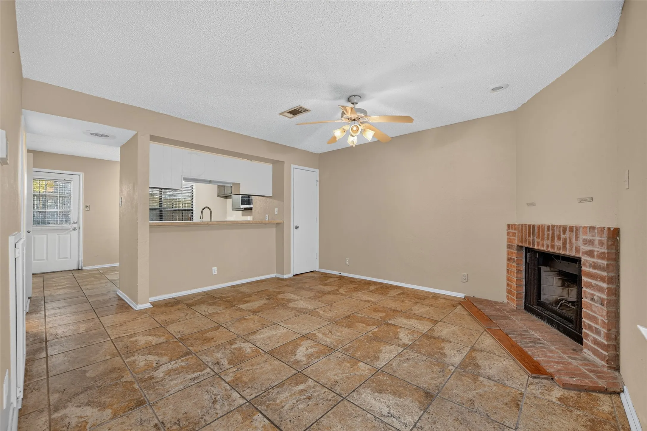 Condominium For Sale in Denton County , 929 Hickory Street 18, Denton, Texas 76201, 2 Bedroom, 3 Bathroom, Garage spaces, 1,047 Sqft, built in 1985, mls#21382337, Real Estate Agent in Denton, Homes For Sale in Denton county, Homes For Sale in Denton, Realtor in Denton Texas, Real Estate Brokerage Independent Realty Texas, Luminita Cordes Realtor