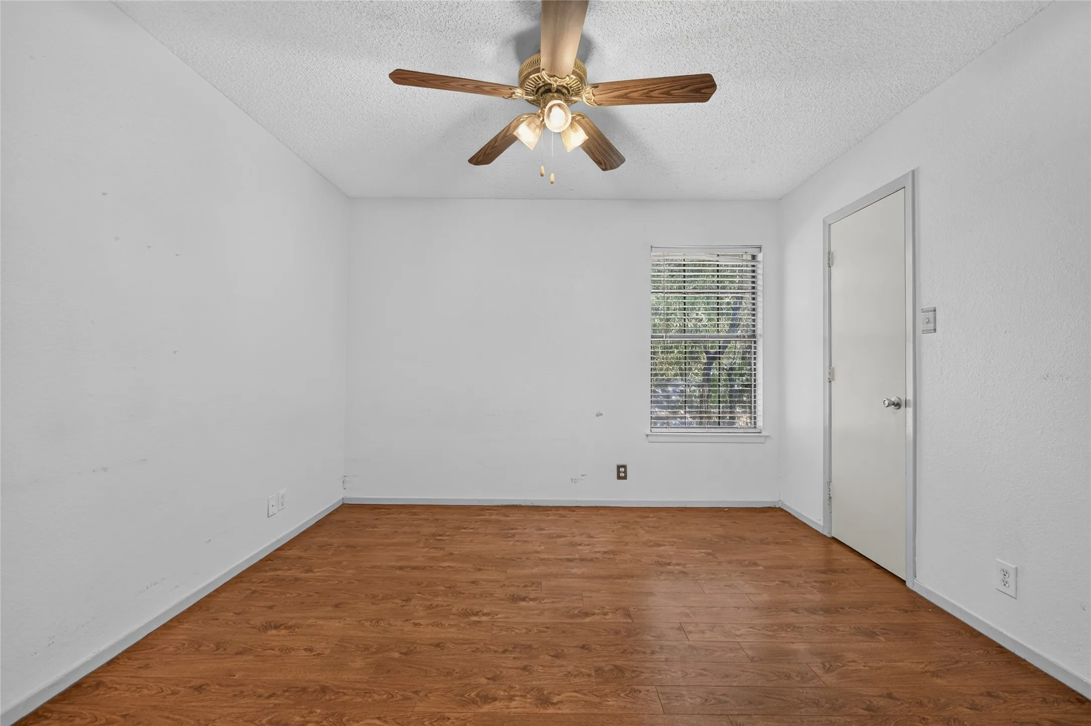 Condominium For Sale in Denton County , 929 Hickory Street 18, Denton, Texas 76201, 2 Bedroom, 3 Bathroom, Garage spaces, 1,047 Sqft, built in 1985, mls#21382337, Real Estate Agent in Denton, Homes For Sale in Denton county, Homes For Sale in Denton, Realtor in Denton Texas, Real Estate Brokerage Independent Realty Texas, Luminita Cordes Realtor