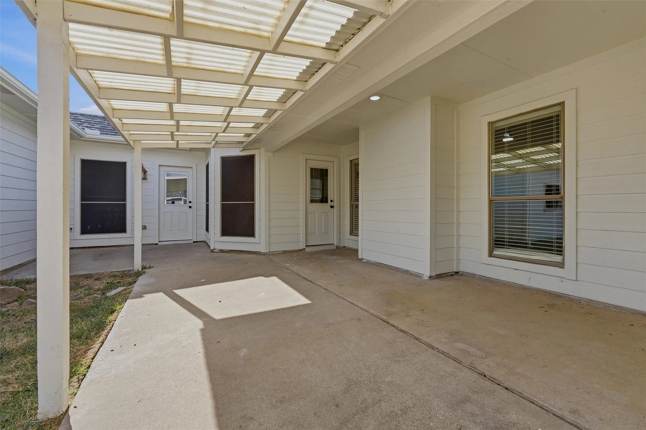 Single Family Residence For Sale in Denton County , 631 Lakeshore Boulevard, Oak Point, Texas 75068, 5 Bedroom, 3 Bathroom, 2 Garage spaces, 1,975 Sqft, built in 2004, mls#21382242, Real Estate Agent in Oak Point, Homes For Sale in Denton county, Homes For Sale in Oak Point, Realtor in Oak Point Texas, Real Estate Brokerage Independent Realty Texas, Luminita Cordes Realtor