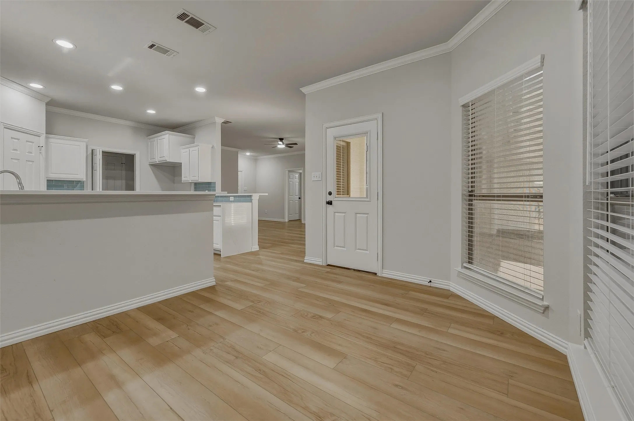 Single Family Residence For Sale in Denton County , 631 Lakeshore Boulevard, Oak Point, Texas 75068, 5 Bedroom, 3 Bathroom, 2 Garage spaces, 1,975 Sqft, built in 2004, mls#21382242, Real Estate Agent in Oak Point, Homes For Sale in Denton county, Homes For Sale in Oak Point, Realtor in Oak Point Texas, Real Estate Brokerage Independent Realty Texas, Luminita Cordes Realtor