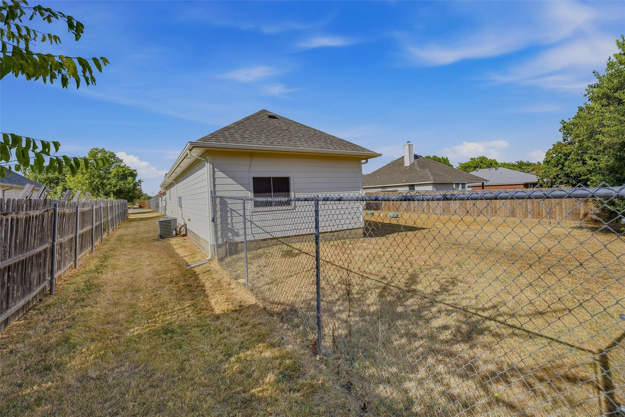 Single Family Residence For Sale in Denton County , 631 Lakeshore Boulevard, Oak Point, Texas 75068, 5 Bedroom, 3 Bathroom, 2 Garage spaces, 1,975 Sqft, built in 2004, mls#21382242, Real Estate Agent in Oak Point, Homes For Sale in Denton county, Homes For Sale in Oak Point, Realtor in Oak Point Texas, Real Estate Brokerage Independent Realty Texas, Luminita Cordes Realtor