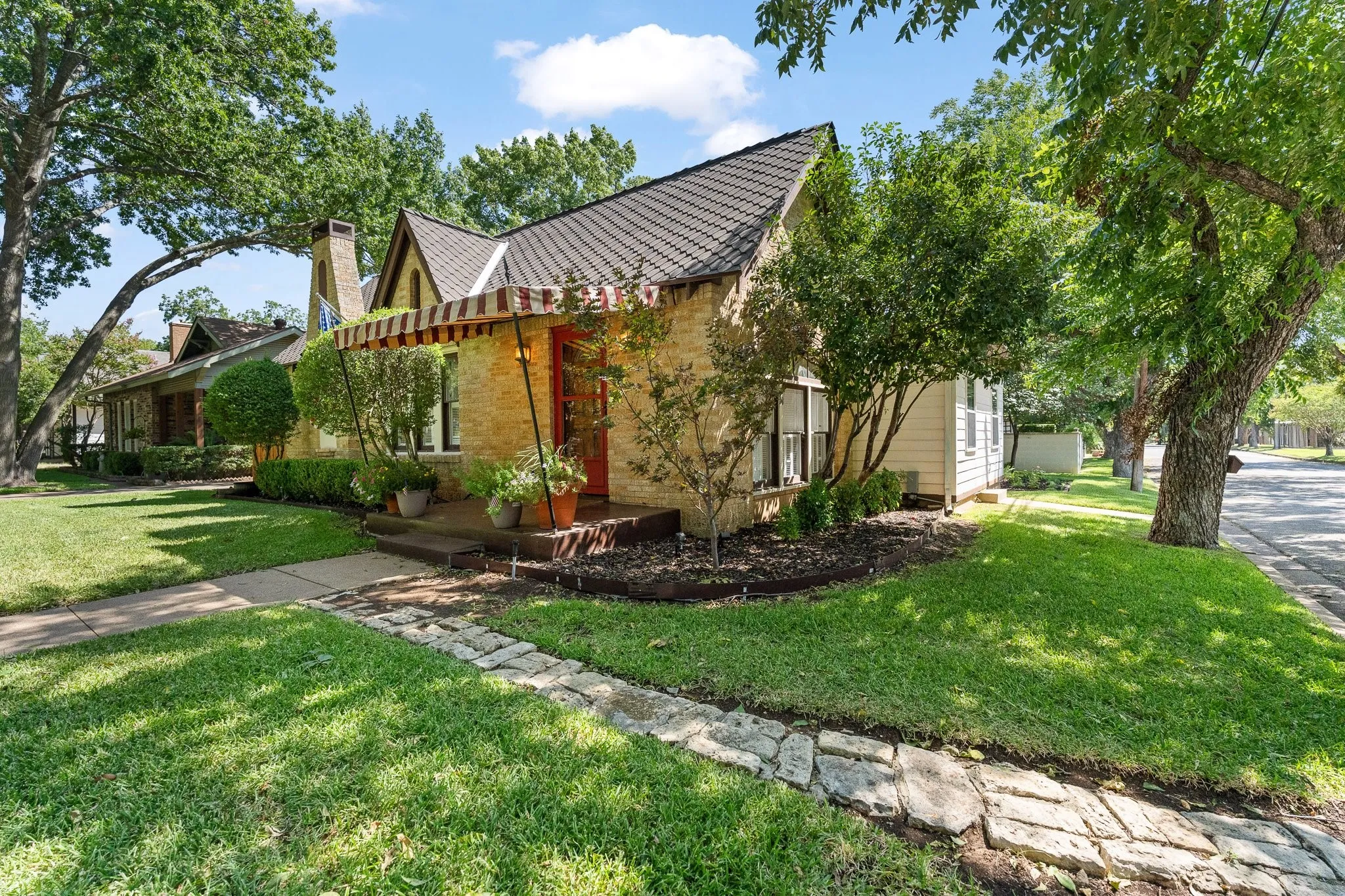 Ths house may look small from the front, but it goes way back!