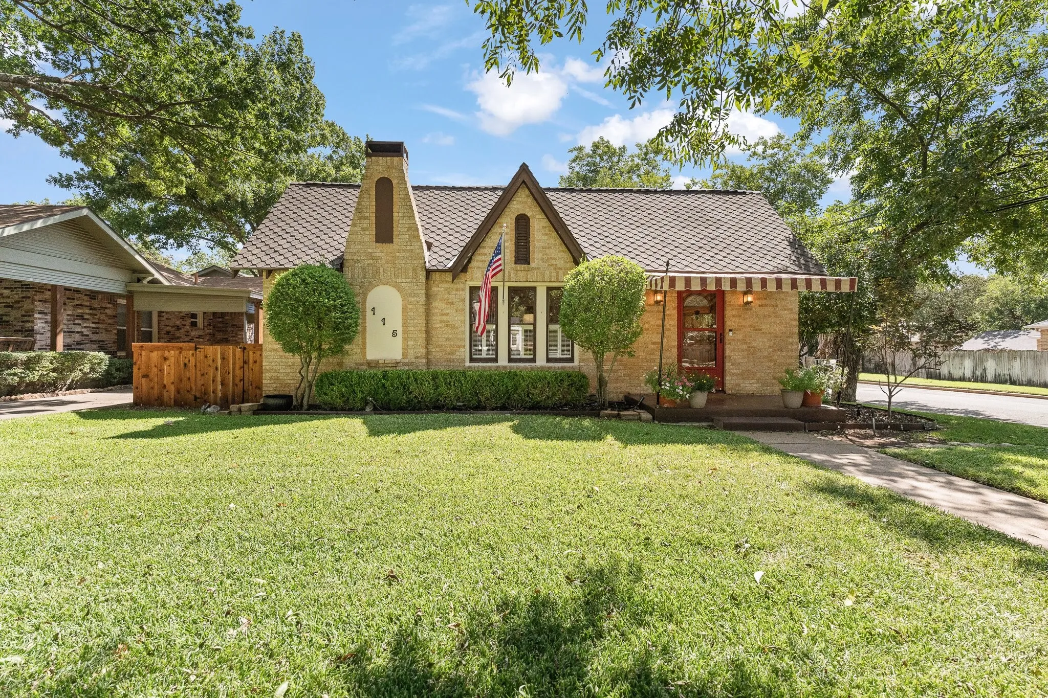 Single Family Residence For Sale in Johnson County , 115 Bellevue Drive, Cleburne, Texas 76033, 3 Bedroom, 2 Bathroom, 2 Garage spaces, 1,960 Sqft, built in 1930, mls#21373141, Real Estate Agent in Cleburne, Homes For Sale in Johnson county, Homes For Sale in Cleburne, Realtor in Cleburne Texas, Real Estate Brokerage Independent Realty Texas, Luminita Cordes Realtor