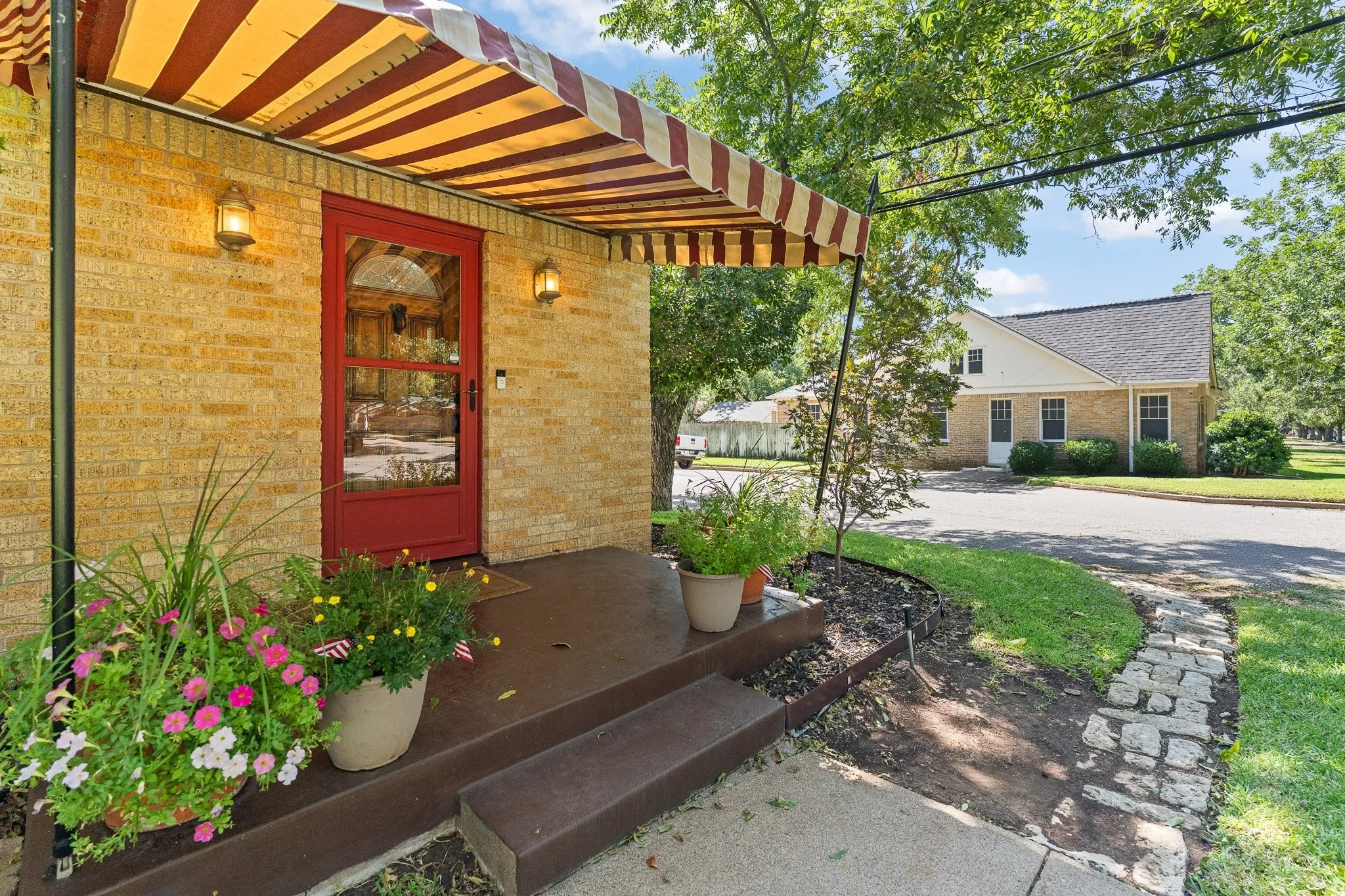 Is this awning cute or what?!