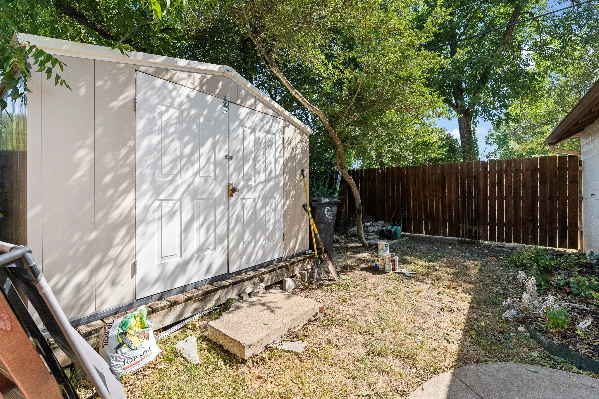 Behind the fence hides a multitude of stuff.