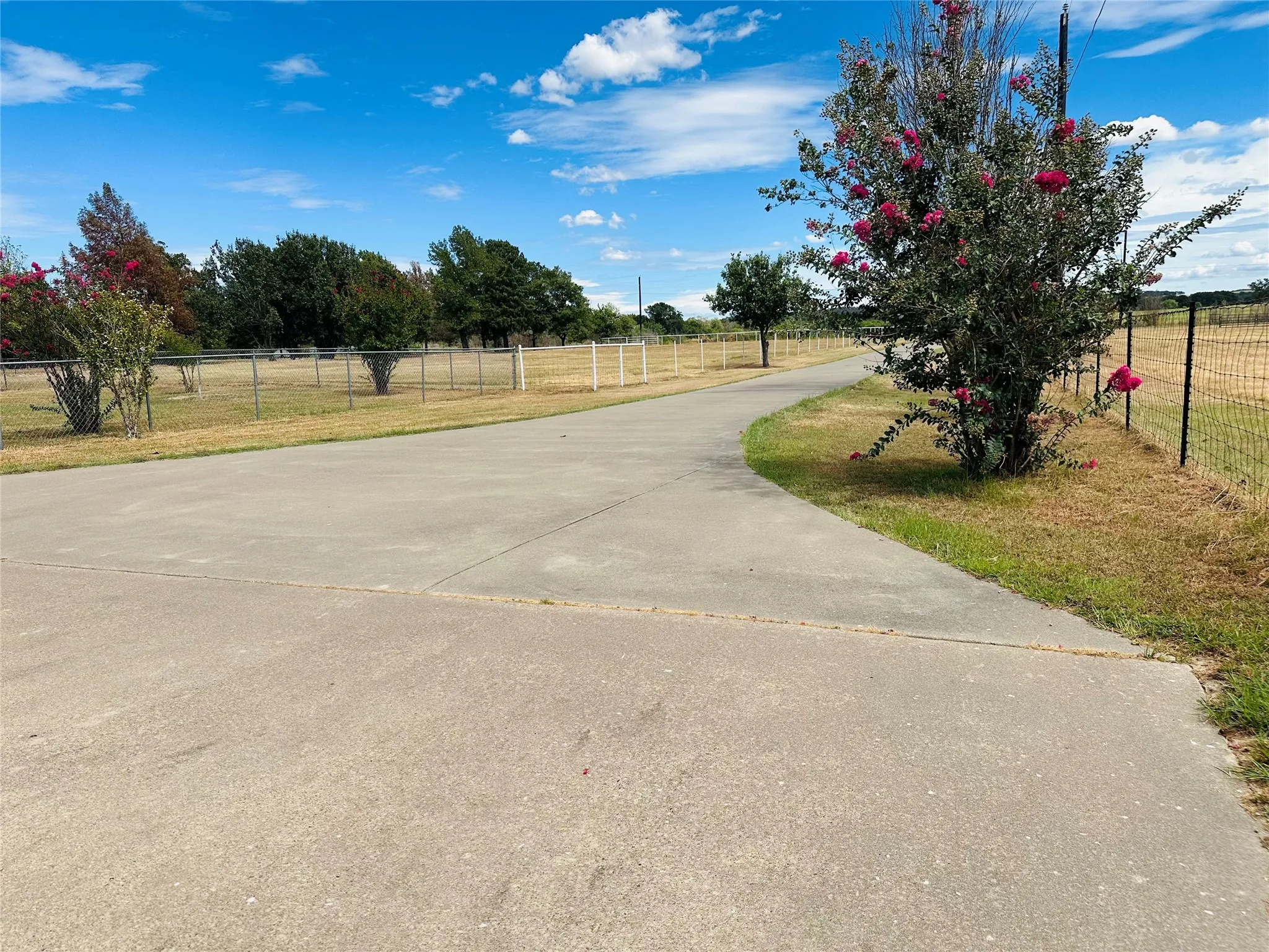 Single Family Residence For Sale in Henderson County , 14203 County Road 2900, Eustace, Texas 75124, 3 Bedroom, 2 Bathroom, 2 Garage spaces, 1,829 Sqft, built in 2006, mls#21382339, Real Estate Agent in Eustace, Homes For Sale in Henderson county, Homes For Sale in Eustace, Realtor in Eustace Texas, Real Estate Brokerage Independent Realty Texas, Luminita Cordes Realtor