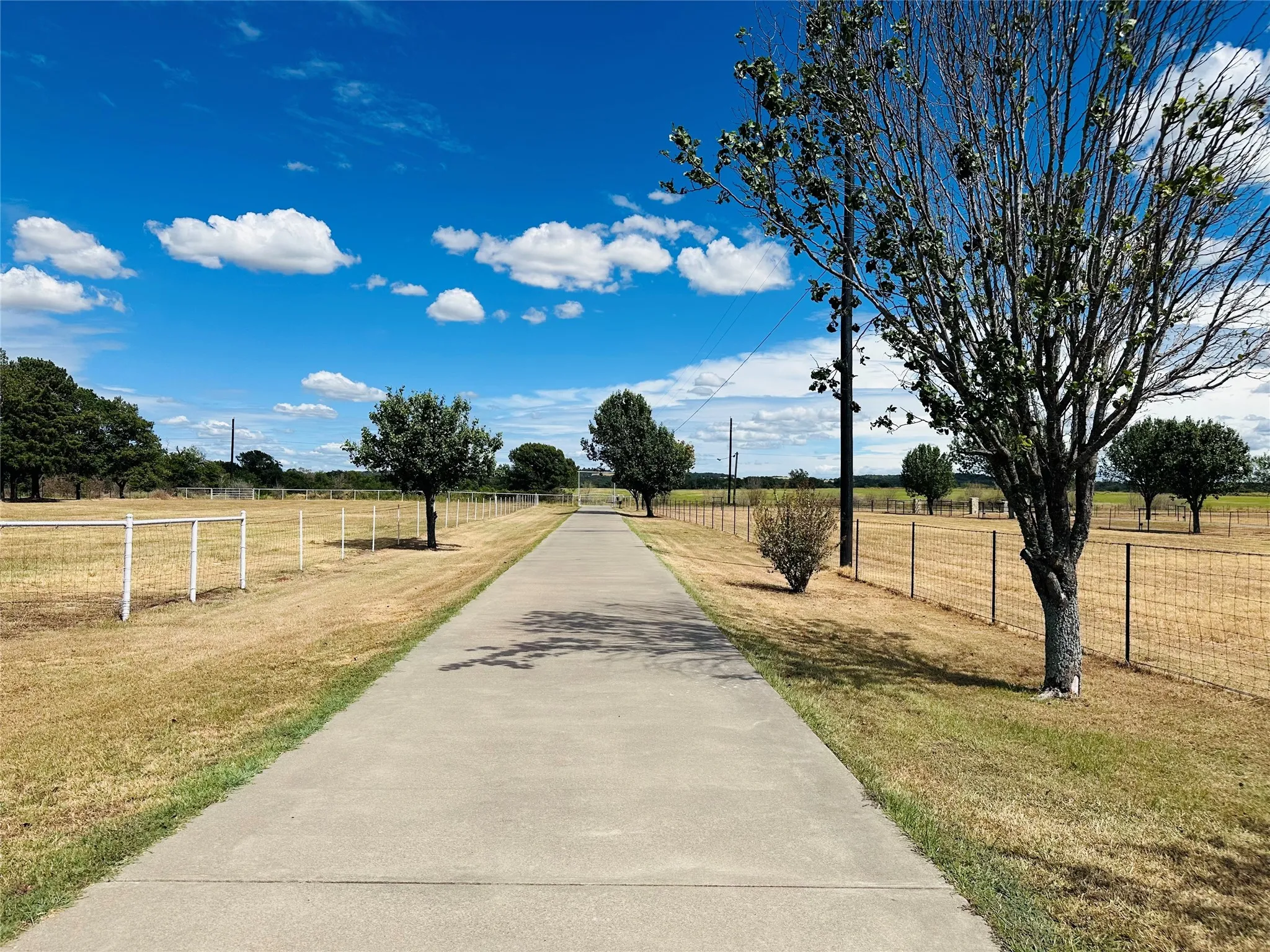 Single Family Residence For Sale in Henderson County , 14203 County Road 2900, Eustace, Texas 75124, 3 Bedroom, 2 Bathroom, 2 Garage spaces, 1,829 Sqft, built in 2006, mls#21382339, Real Estate Agent in Eustace, Homes For Sale in Henderson county, Homes For Sale in Eustace, Realtor in Eustace Texas, Real Estate Brokerage Independent Realty Texas, Luminita Cordes Realtor