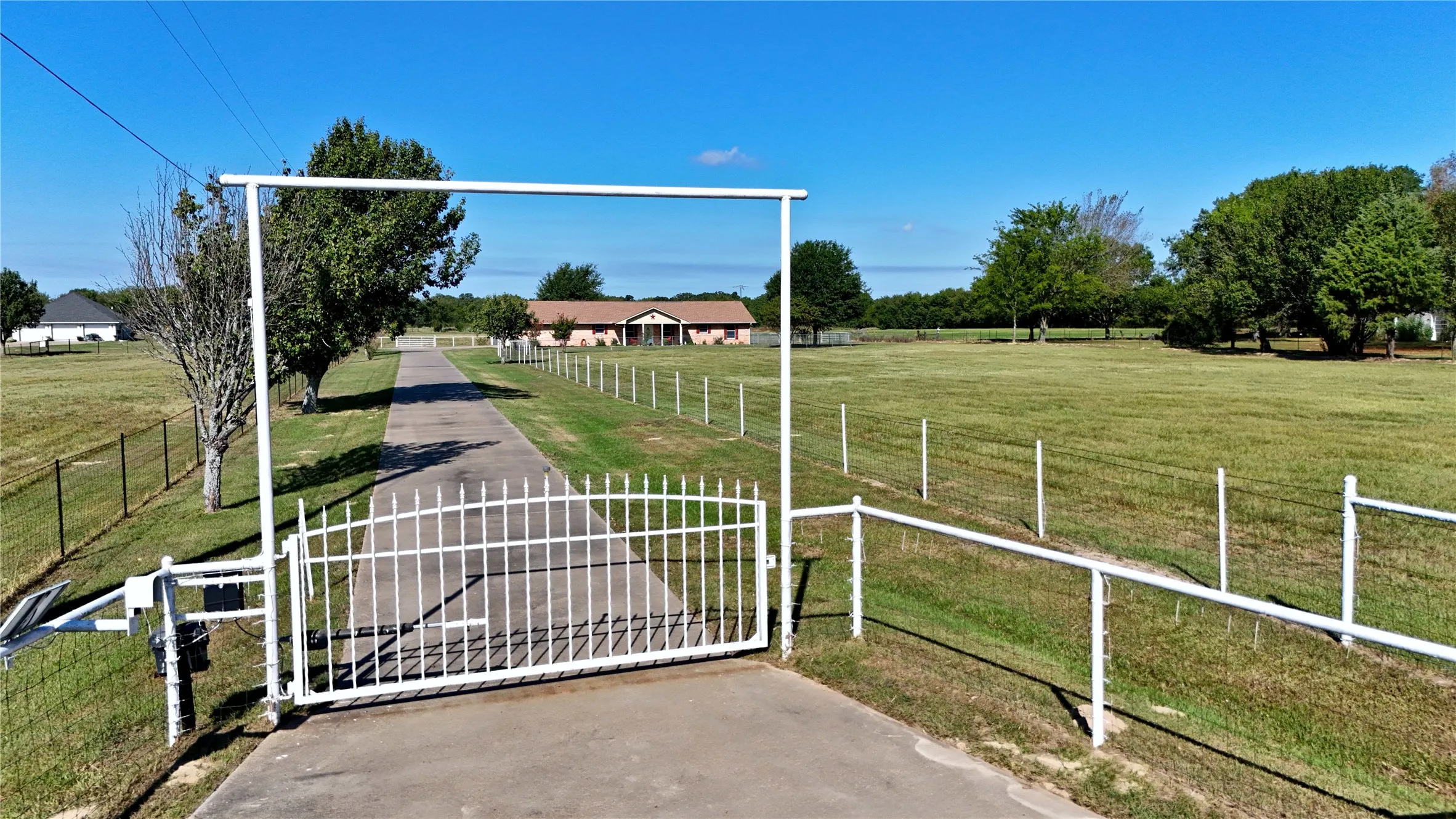 Single Family Residence For Sale in Henderson County , 14203 County Road 2900, Eustace, Texas 75124, 3 Bedroom, 2 Bathroom, 2 Garage spaces, 1,829 Sqft, built in 2006, mls#21382339, Real Estate Agent in Eustace, Homes For Sale in Henderson county, Homes For Sale in Eustace, Realtor in Eustace Texas, Real Estate Brokerage Independent Realty Texas, Luminita Cordes Realtor