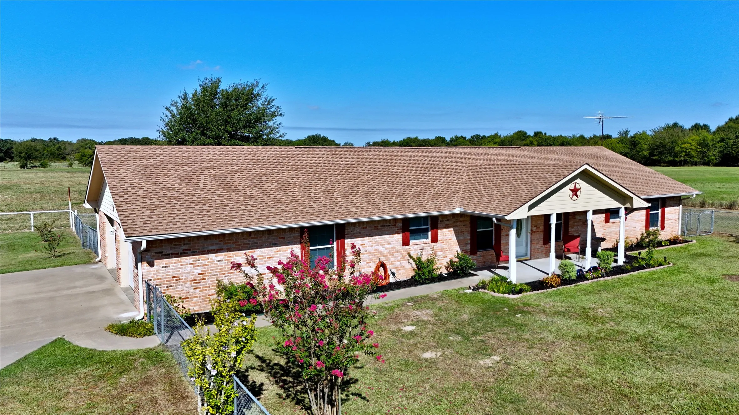 Single Family Residence For Sale in Henderson County , 14203 County Road 2900, Eustace, Texas 75124, 3 Bedroom, 2 Bathroom, 2 Garage spaces, 1,829 Sqft, built in 2006, mls#21382339, Real Estate Agent in Eustace, Homes For Sale in Henderson county, Homes For Sale in Eustace, Realtor in Eustace Texas, Real Estate Brokerage Independent Realty Texas, Luminita Cordes Realtor