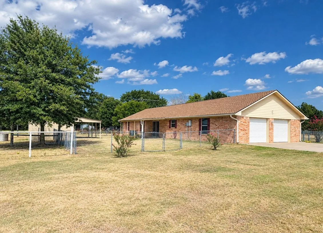 Single Family Residence For Sale in Henderson County , 14203 County Road 2900, Eustace, Texas 75124, 3 Bedroom, 2 Bathroom, 2 Garage spaces, 1,829 Sqft, built in 2006, mls#21382339, Real Estate Agent in Eustace, Homes For Sale in Henderson county, Homes For Sale in Eustace, Realtor in Eustace Texas, Real Estate Brokerage Independent Realty Texas, Luminita Cordes Realtor