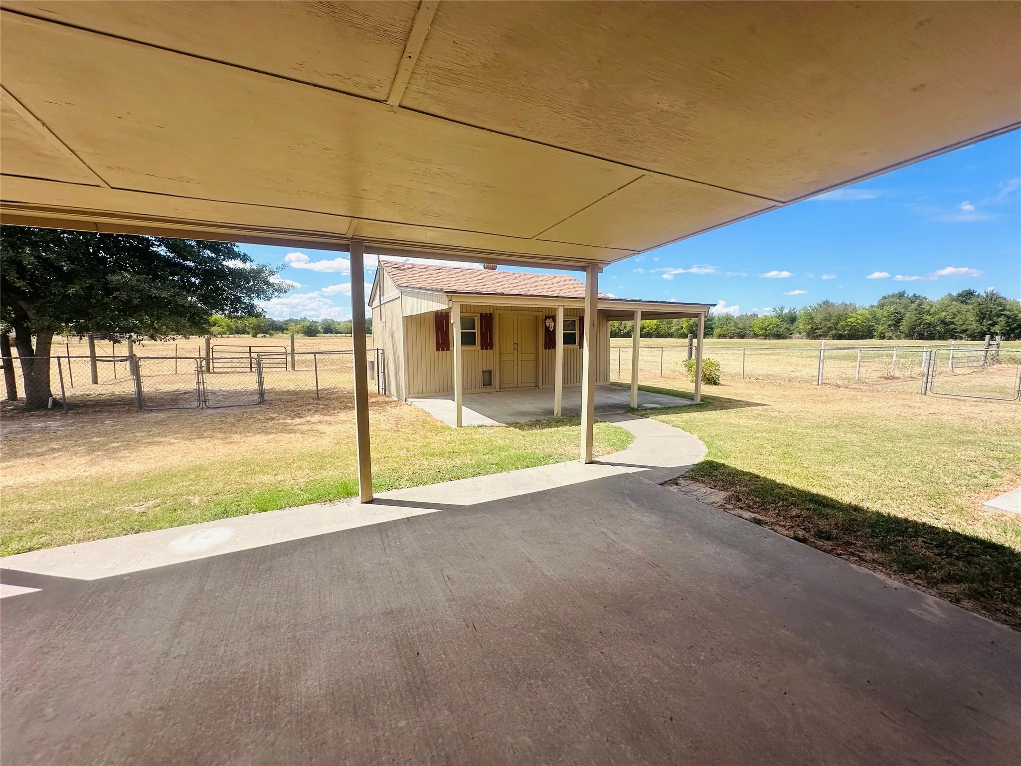Single Family Residence For Sale in Henderson County , 14203 County Road 2900, Eustace, Texas 75124, 3 Bedroom, 2 Bathroom, 2 Garage spaces, 1,829 Sqft, built in 2006, mls#21382339, Real Estate Agent in Eustace, Homes For Sale in Henderson county, Homes For Sale in Eustace, Realtor in Eustace Texas, Real Estate Brokerage Independent Realty Texas, Luminita Cordes Realtor