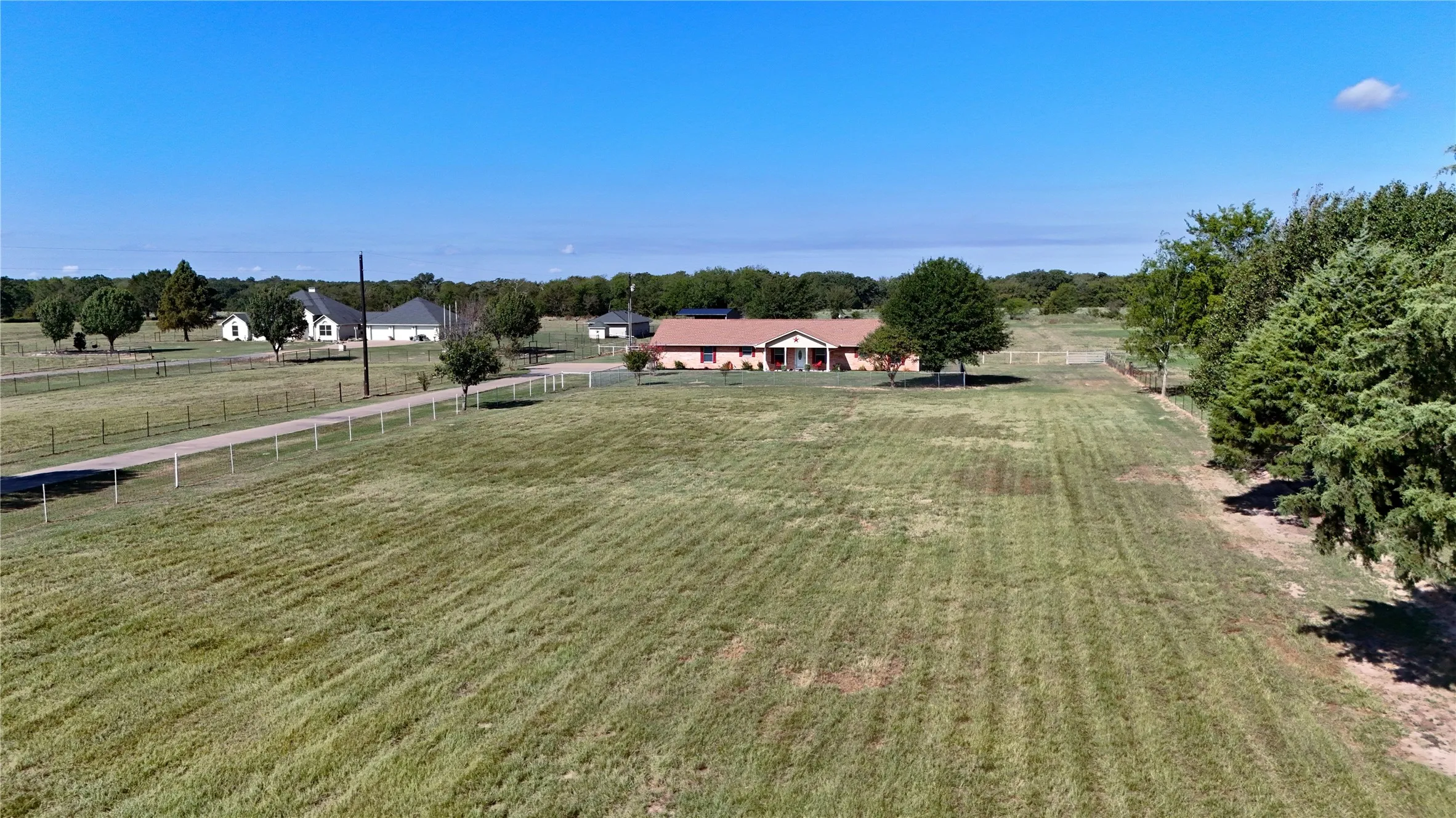 Single Family Residence For Sale in Henderson County , 14203 County Road 2900, Eustace, Texas 75124, 3 Bedroom, 2 Bathroom, 2 Garage spaces, 1,829 Sqft, built in 2006, mls#21382339, Real Estate Agent in Eustace, Homes For Sale in Henderson county, Homes For Sale in Eustace, Realtor in Eustace Texas, Real Estate Brokerage Independent Realty Texas, Luminita Cordes Realtor