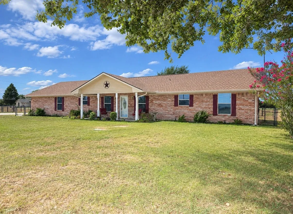 Single Family Residence For Sale in Henderson County , 14203 County Road 2900, Eustace, Texas 75124, 3 Bedroom, 2 Bathroom, 2 Garage spaces, 1,829 Sqft, built in 2006, mls#21382339, Real Estate Agent in Eustace, Homes For Sale in Henderson county, Homes For Sale in Eustace, Realtor in Eustace Texas, Real Estate Brokerage Independent Realty Texas, Luminita Cordes Realtor