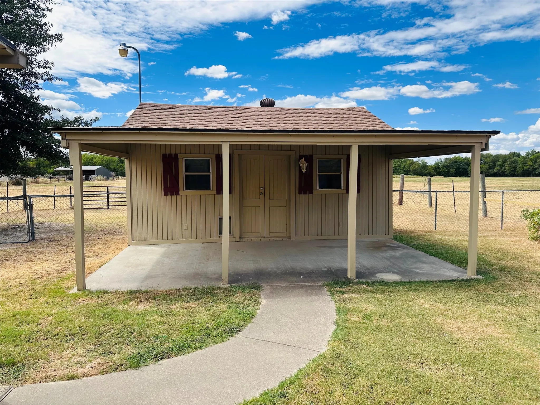 Single Family Residence For Sale in Henderson County , 14203 County Road 2900, Eustace, Texas 75124, 3 Bedroom, 2 Bathroom, 2 Garage spaces, 1,829 Sqft, built in 2006, mls#21382339, Real Estate Agent in Eustace, Homes For Sale in Henderson county, Homes For Sale in Eustace, Realtor in Eustace Texas, Real Estate Brokerage Independent Realty Texas, Luminita Cordes Realtor