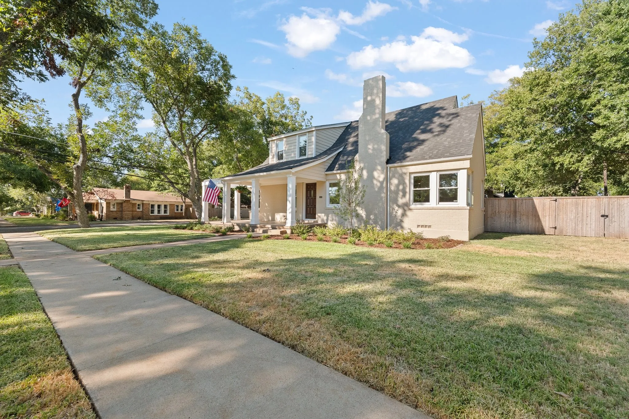 Don't you love a neighborhood with sidewalks?!