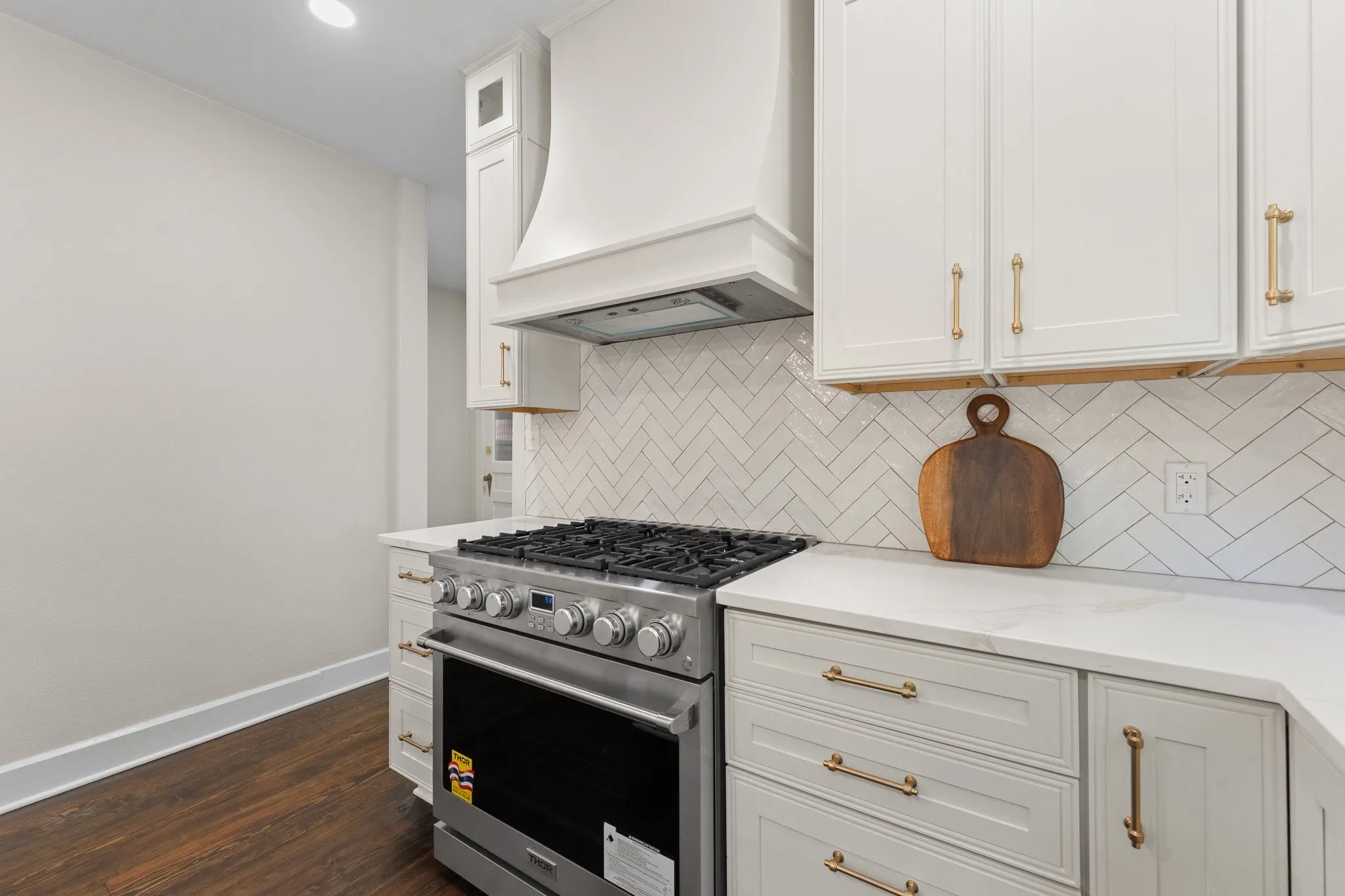 Look at this brand NEW Thor 36" oven with 6 burners, and check out the awesome Vent!