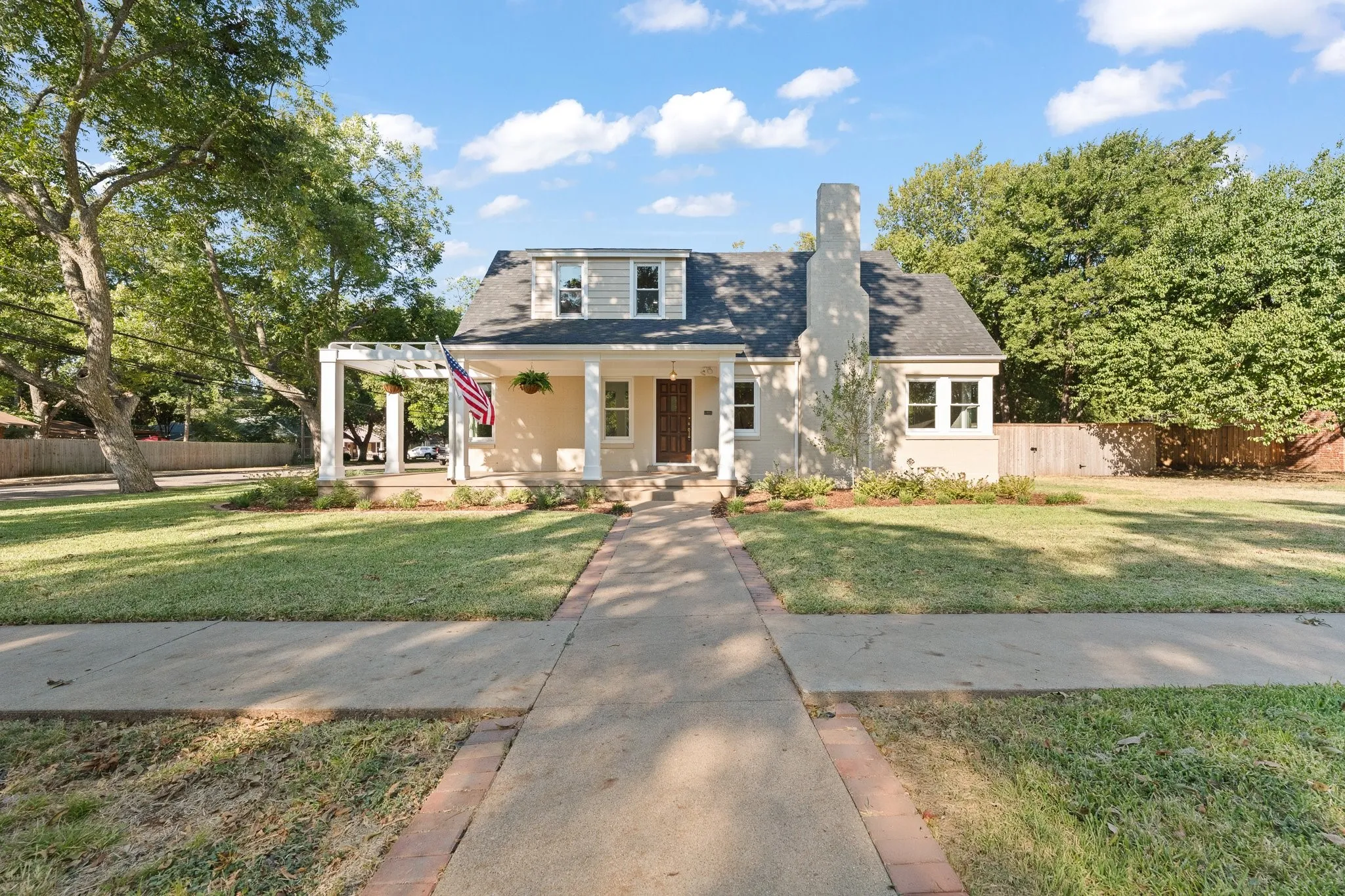 Single Family Residence For Sale in Johnson County , 112 Bellevue Drive, Cleburne, Texas 76033, 4 Bedroom, 3 Bathroom, 2 Garage spaces, 3,993 Sqft, built in 1938, mls#21373926, Real Estate Agent in Cleburne, Homes For Sale in Johnson county, Homes For Sale in Cleburne, Realtor in Cleburne Texas, Real Estate Brokerage Independent Realty Texas, Luminita Cordes Realtor