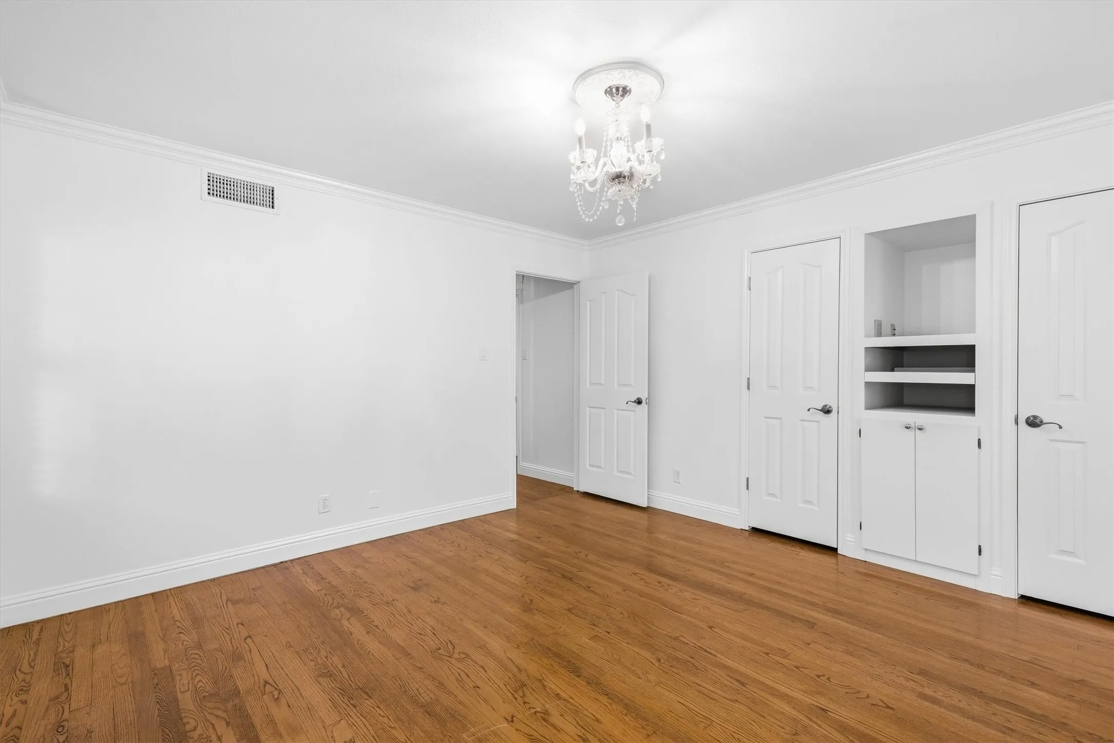 Single Family Residence For Sale in Dallas County , 4118 Park Lane, Dallas, Texas 75220, 2 Bedroom, 2 Bathroom, 1 Garage spaces, 1,504 Sqft, built in 1951, mls#21382351, Real Estate Agent in Dallas, Homes For Sale in Dallas county, Homes For Sale in Dallas, Realtor in Dallas Texas, Real Estate Brokerage Independent Realty Texas, Luminita Cordes Realtor