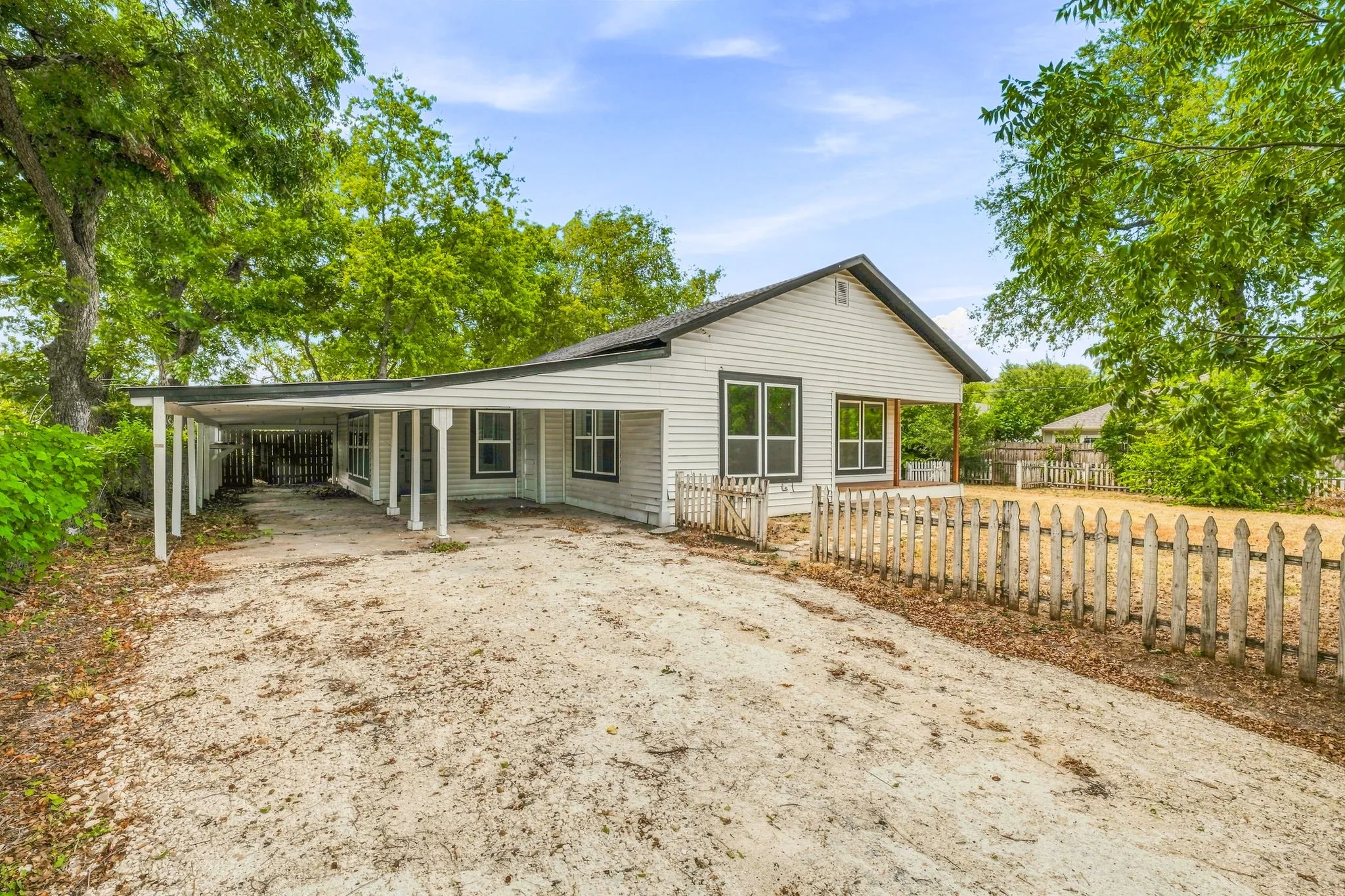 Single Family Residence For Sale in Somervell County , 403 N Gaither Street, Glen Rose, Texas 76043, 3 Bedroom, 2 Bathroom, Garage spaces, 1,472 Sqft, built in 0, mls#21381833, Real Estate Agent in Glen Rose, Homes For Sale in Somervell county, Homes For Sale in Glen Rose, Realtor in Glen Rose Texas, Real Estate Brokerage Independent Realty Texas, Luminita Cordes Realtor