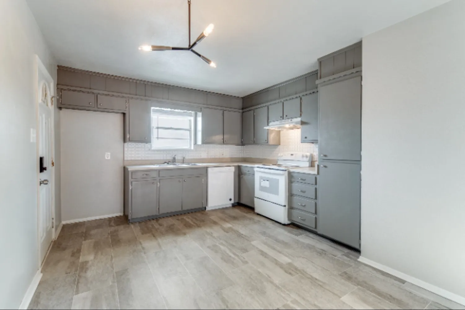 Single Family Residence For Rent in Tarrant County , 900 Skelly Street, Crowley, Texas 76036, 3 Bedroom, 2 Bathroom, 2 Garage spaces, 1,726 Sqft, built in 1973, mls#21382363, Real Estate Agent in Crowley, Homes For Rent in Tarrant county, Homes For Rent in Crowley, Realtor in Crowley Texas, Real Estate Brokerage Independent Realty Texas, Luminita Cordes Realtor